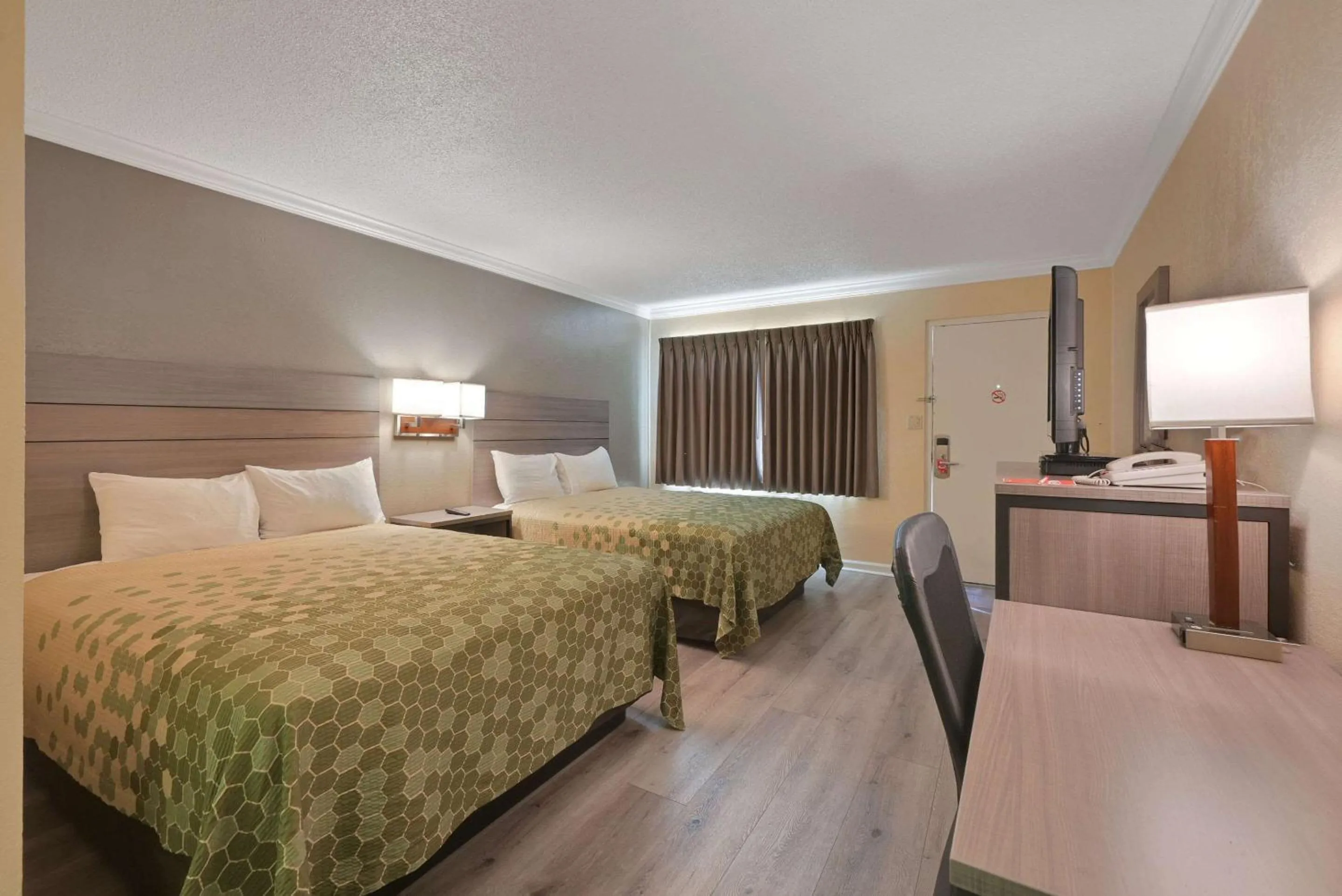 Bedroom, Bed in Econo Lodge Woodland near I-5