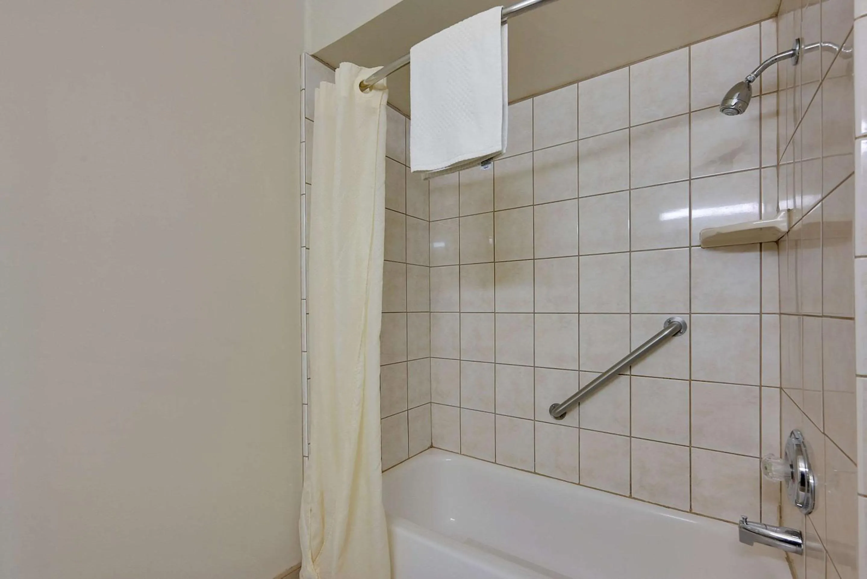 Bedroom in Econo Lodge Woodland near I-5