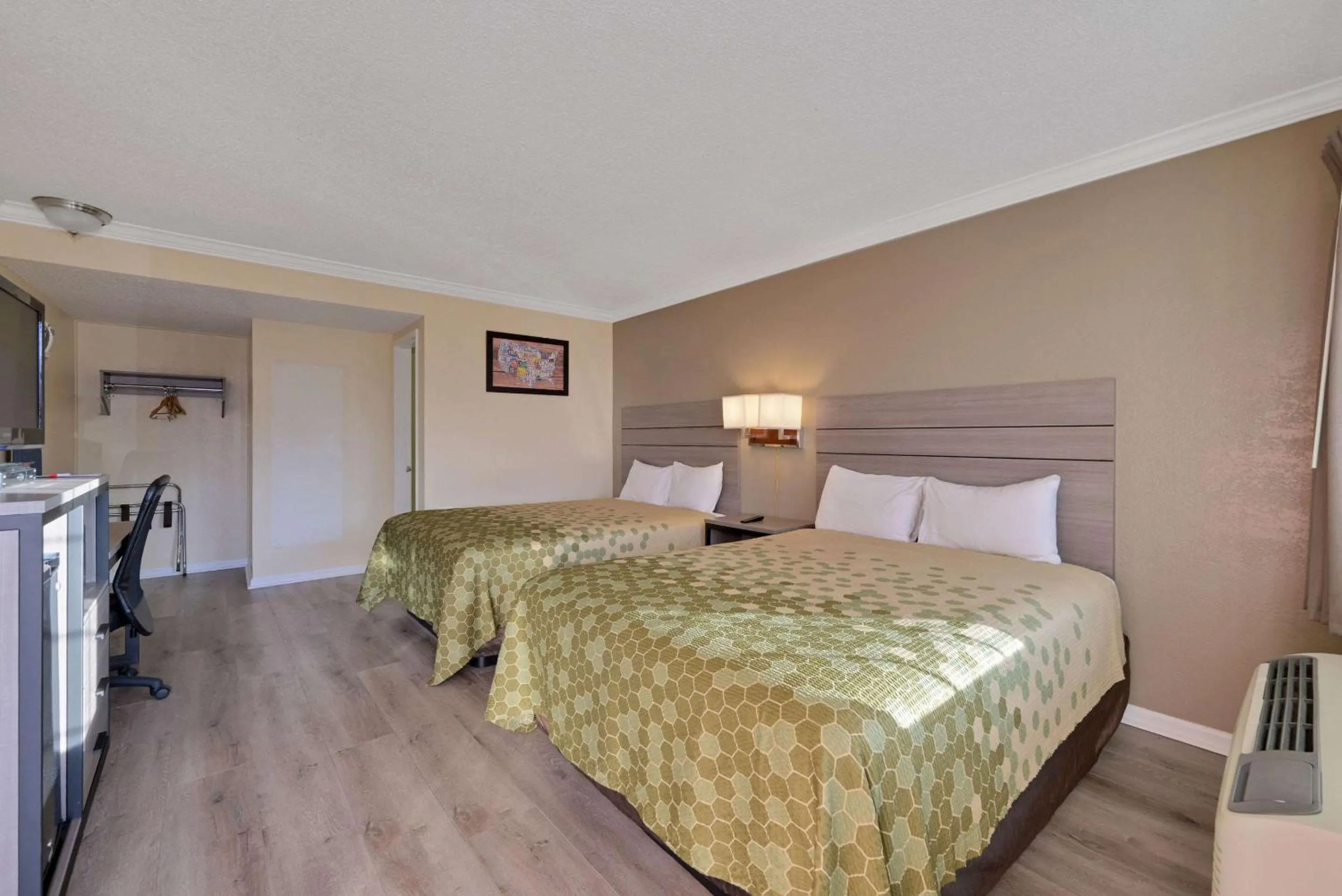 Bedroom, Bed in Econo Lodge Woodland near I-5