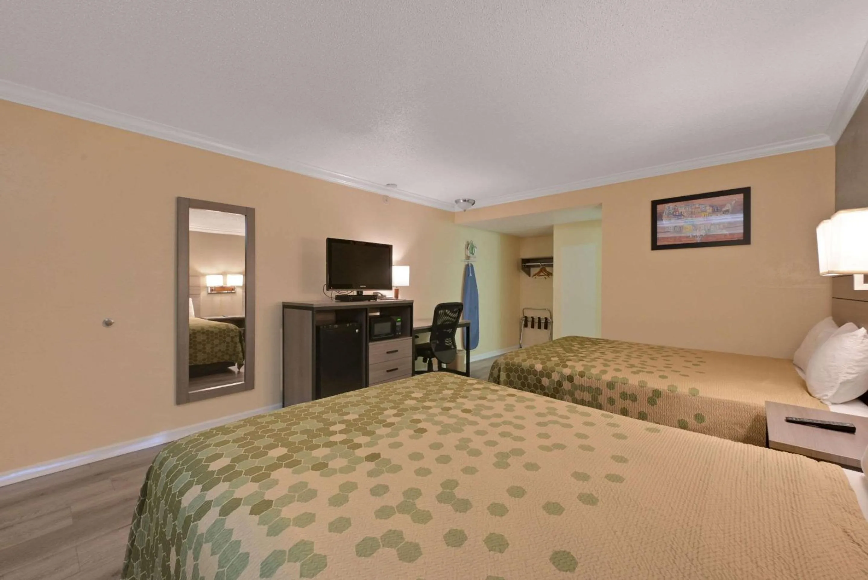 Bedroom, Bed in Econo Lodge Woodland near I-5