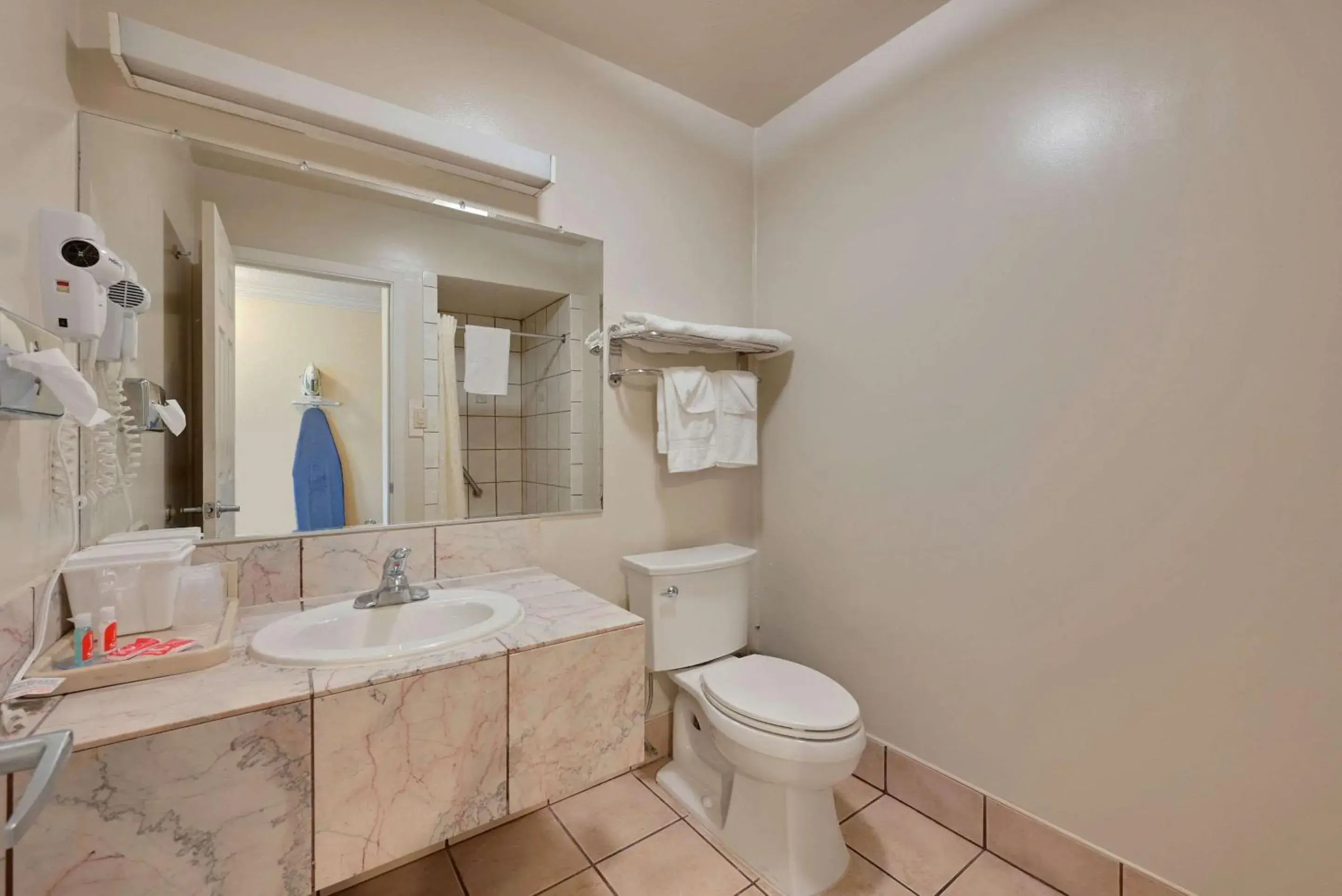 Queen Room - Non-Smoking in Econo Lodge Woodland near I-5 Queen Room - Non-Smoking in Econo Lodge Woodland near I-5