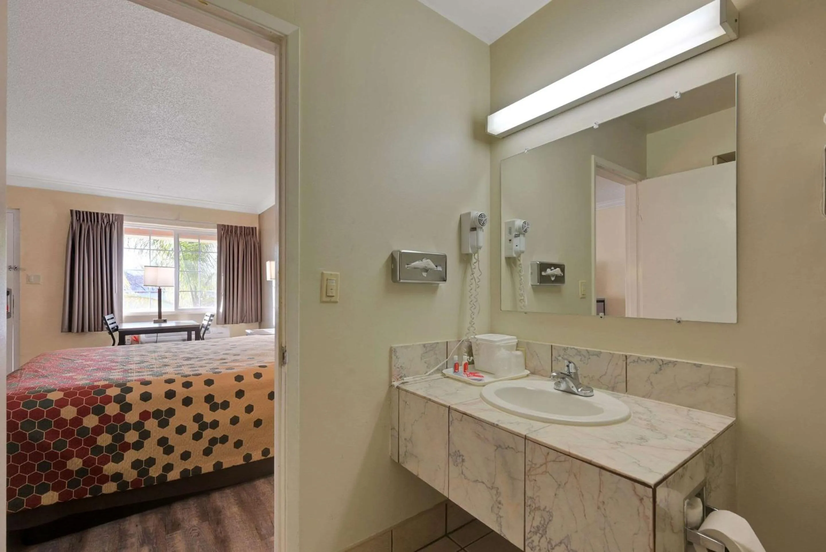 Bedroom, Bed in Econo Lodge Woodland near I-5