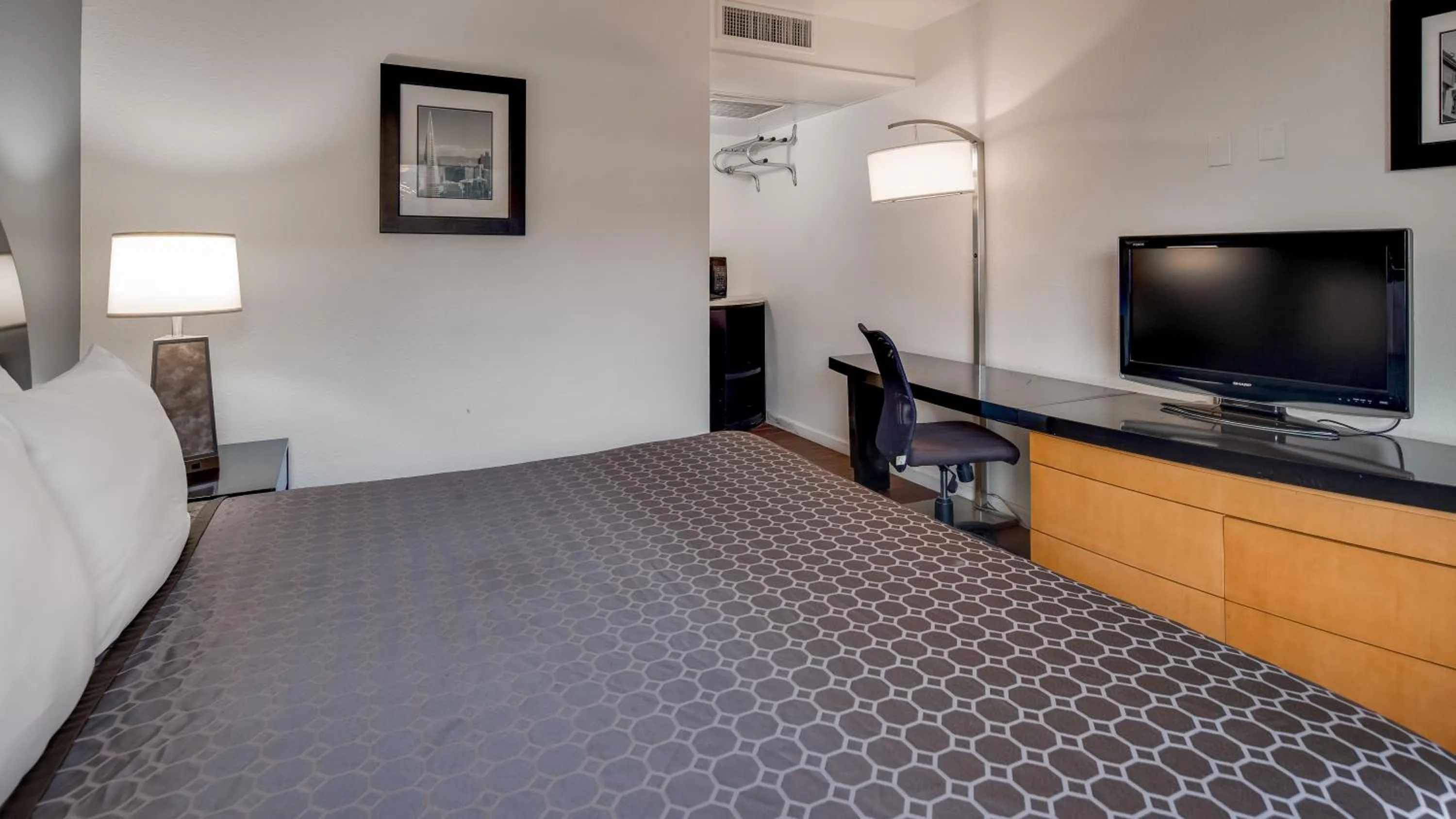 Bed, TV/Entertainment Center in SureStay Hotel by Best Western Buttonwillow
