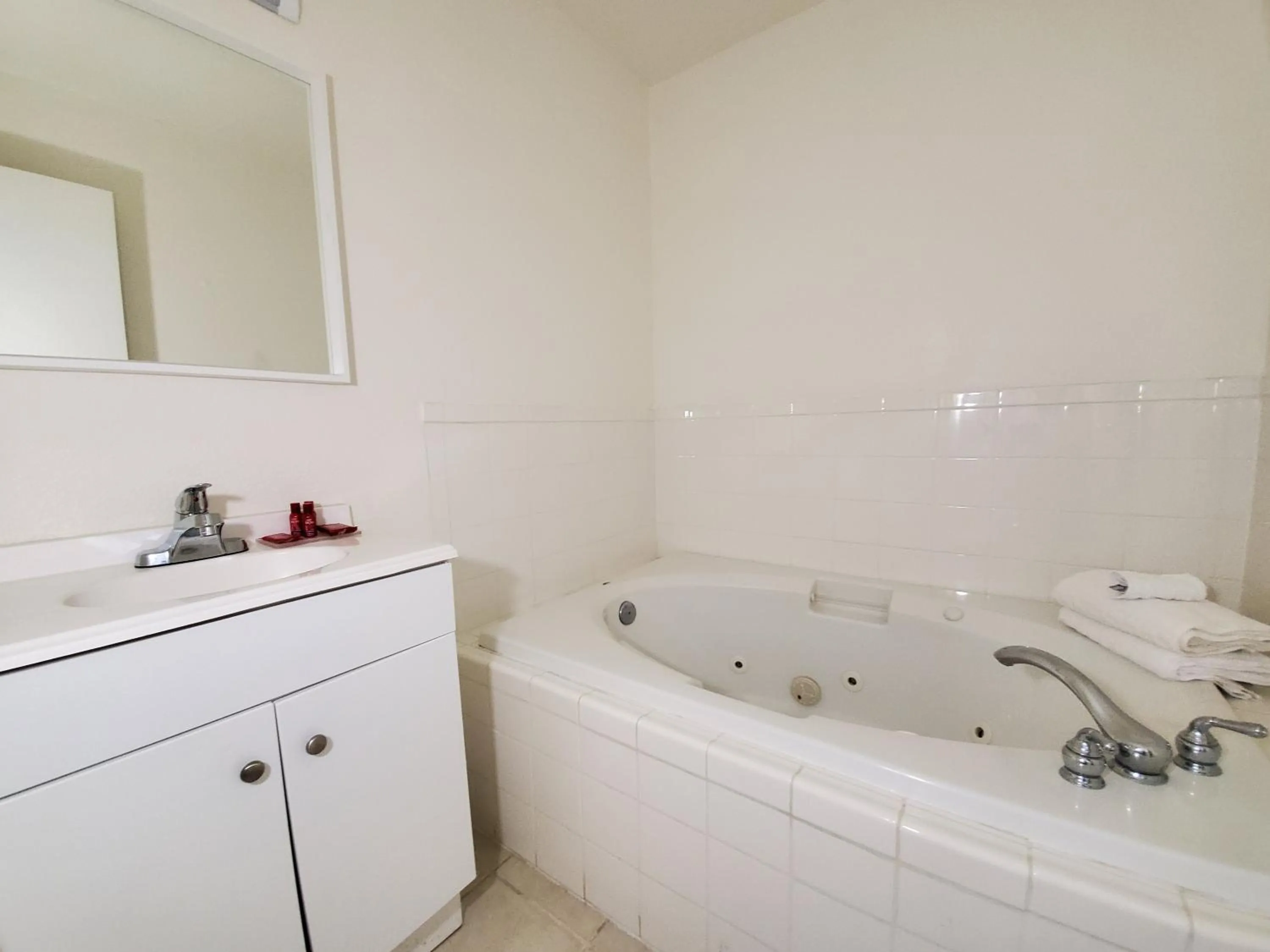 Hot Tub, Bathroom in SureStay Hotel by Best Western Buttonwillow