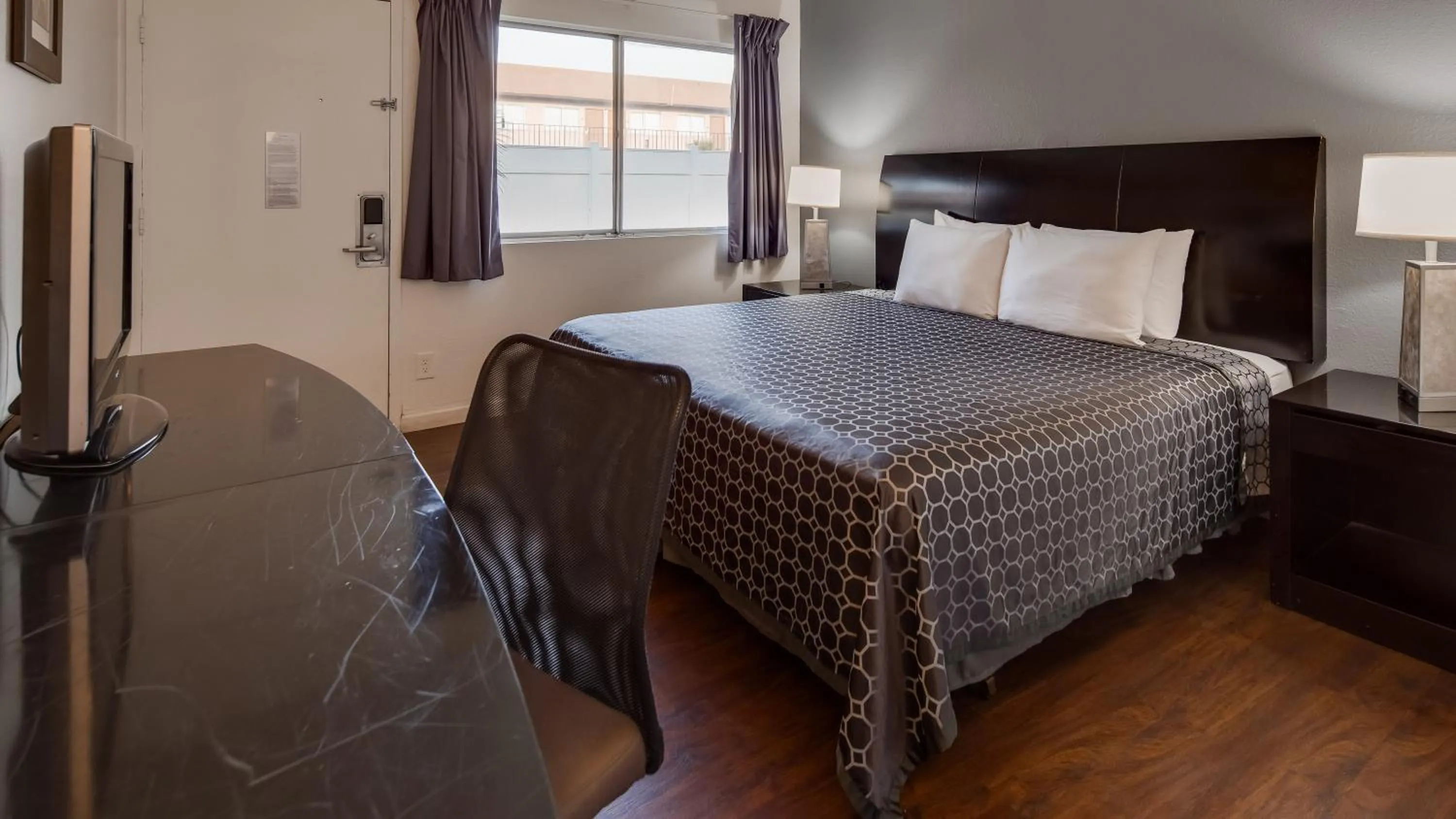 Bed in SureStay Hotel by Best Western Buttonwillow