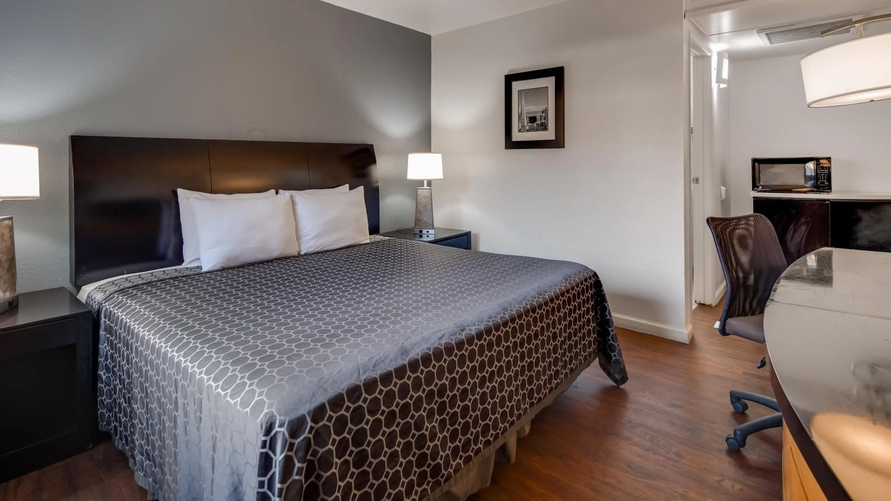 Bed in SureStay Hotel by Best Western Buttonwillow