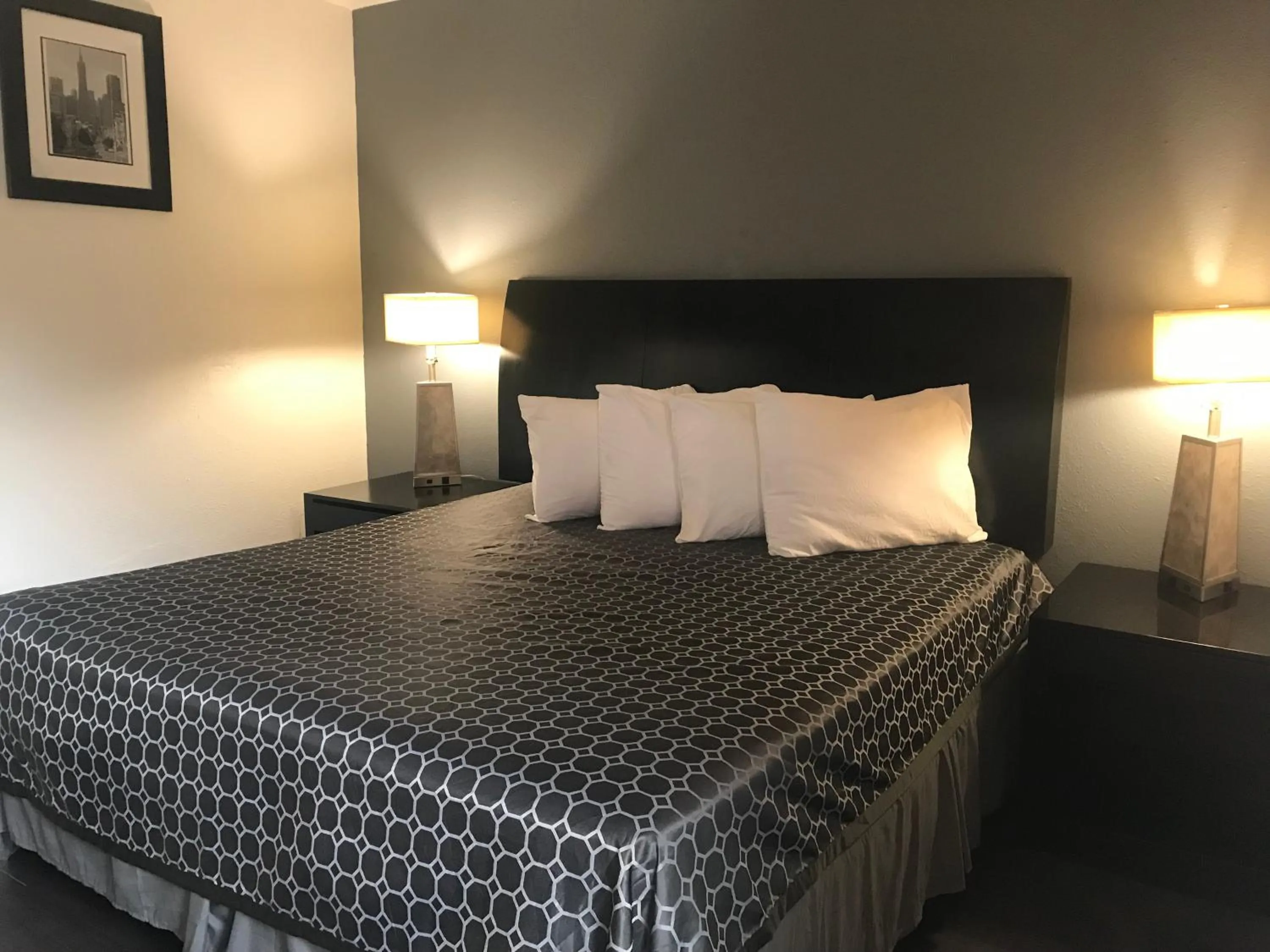 Bedroom in SureStay Hotel by Best Western Buttonwillow