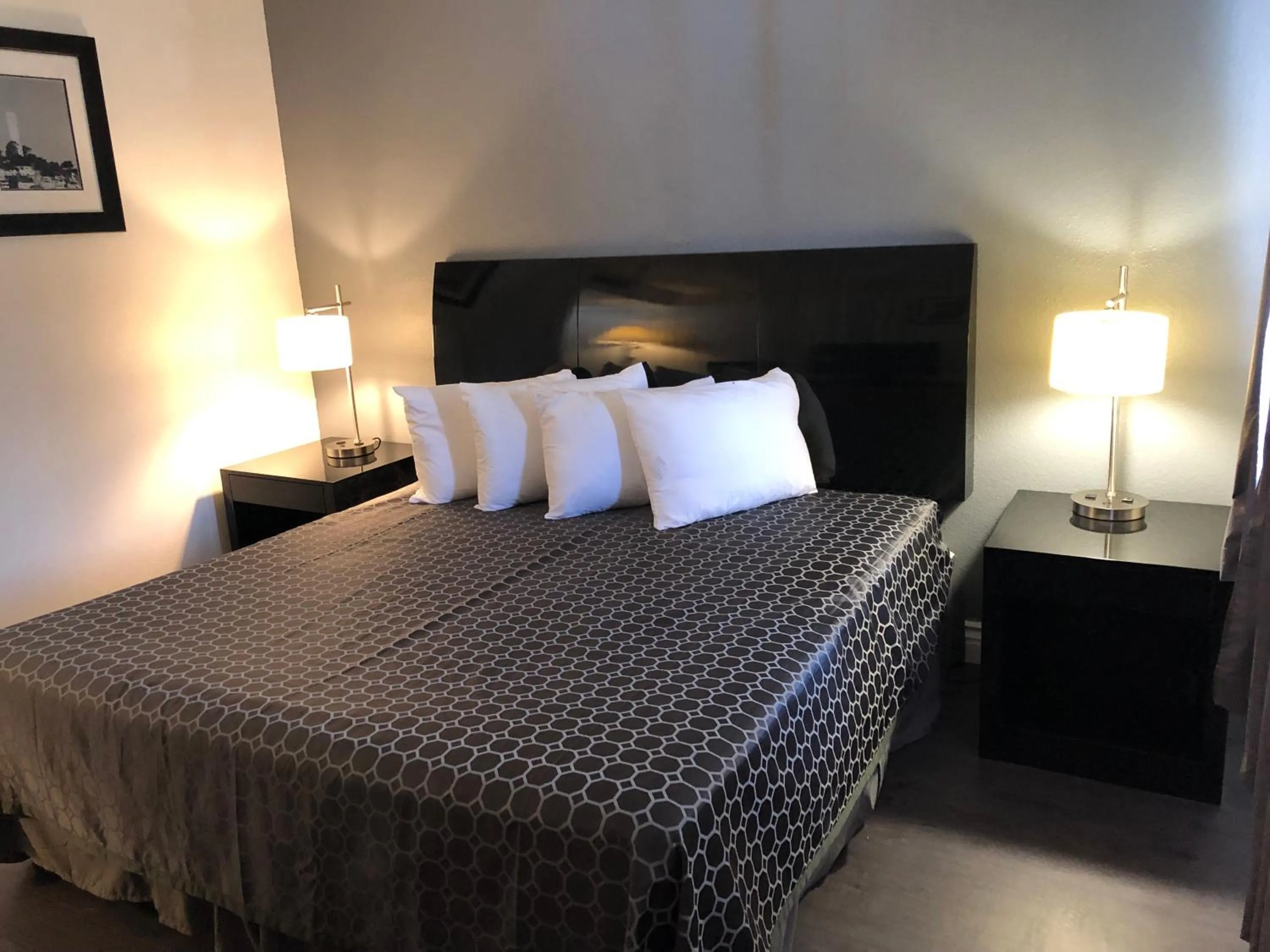 Bed in SureStay Hotel by Best Western Buttonwillow