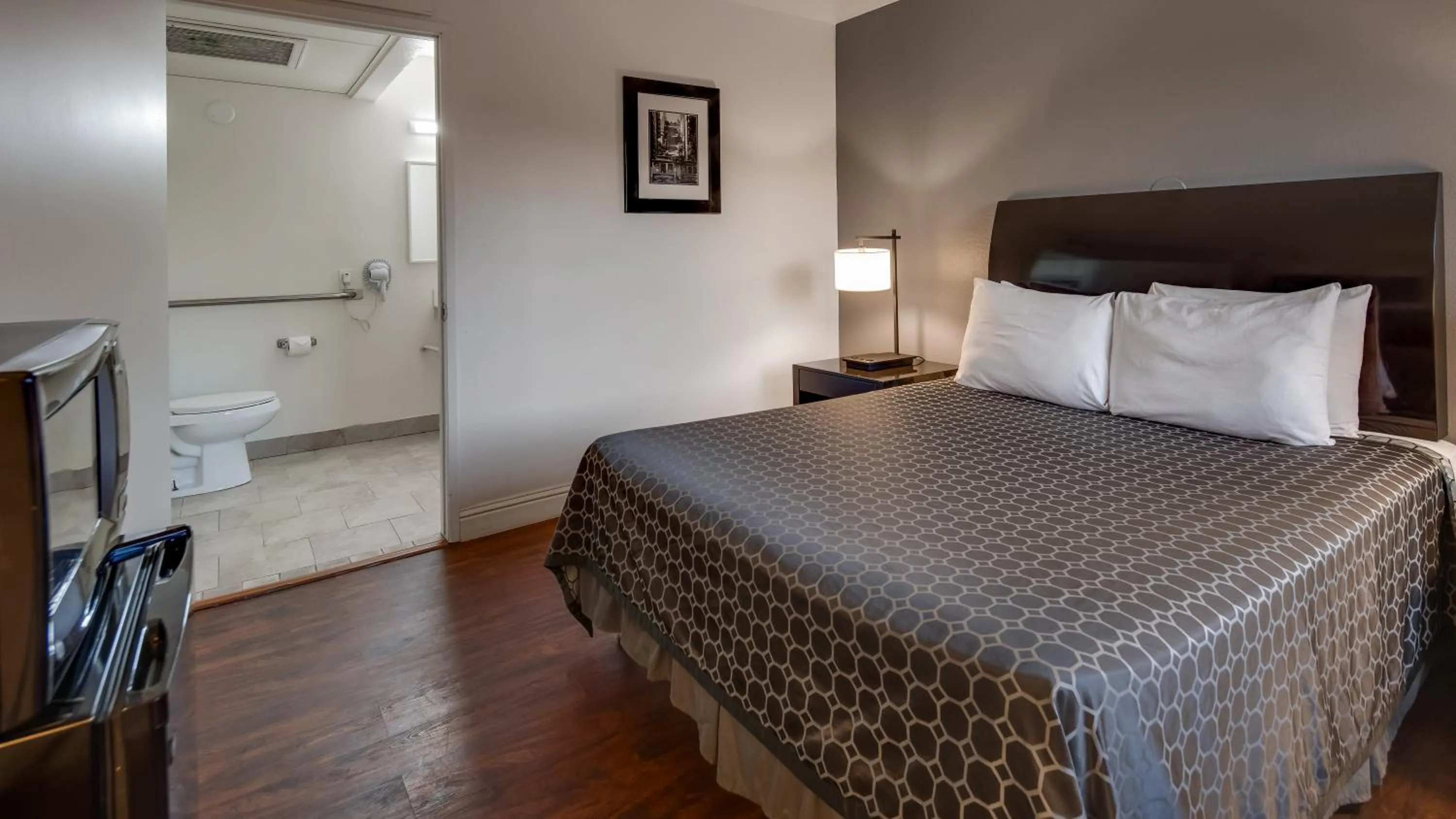 Bed in SureStay Hotel by Best Western Buttonwillow