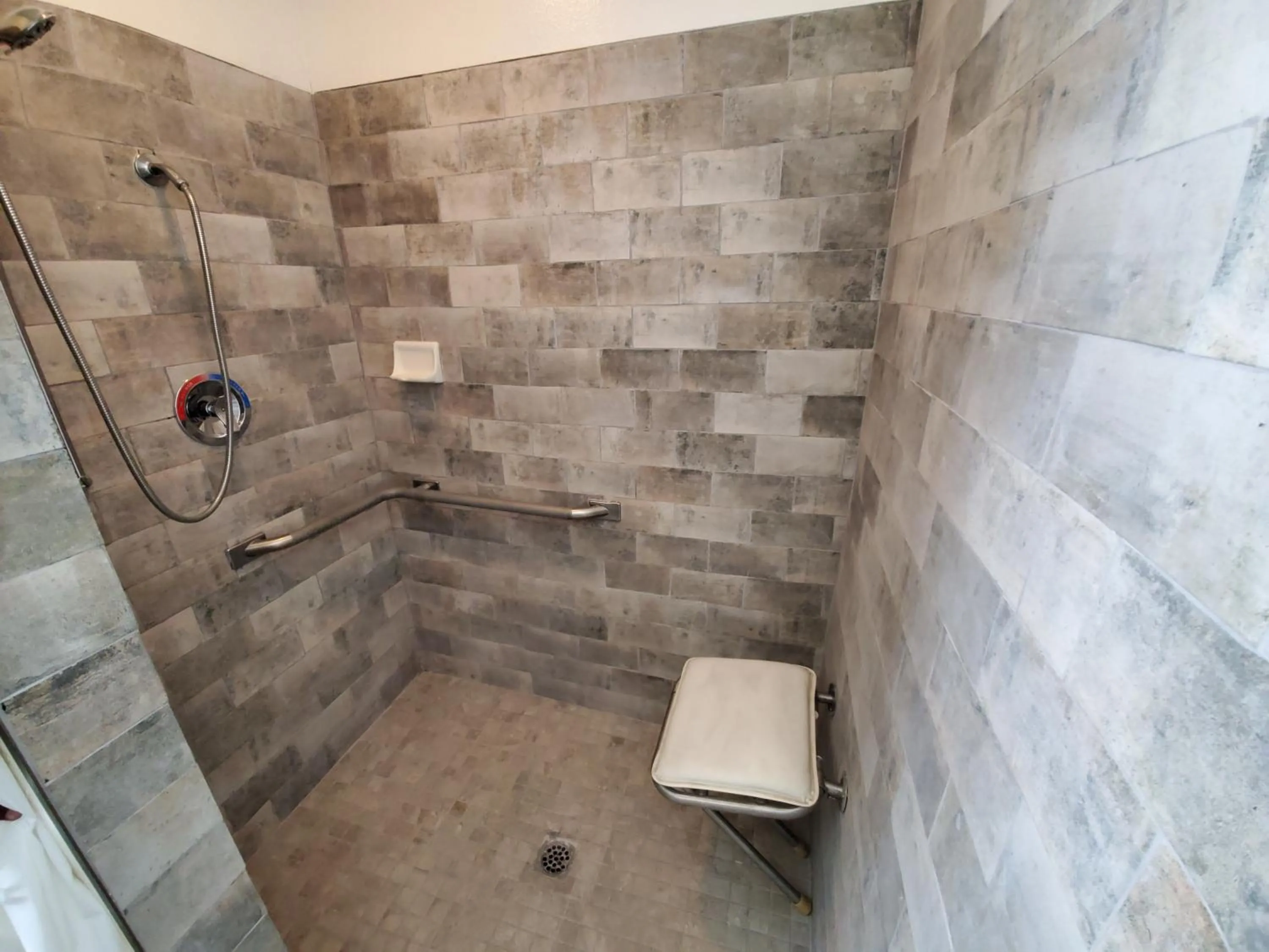 Shower, Bathroom in SureStay Hotel by Best Western Buttonwillow