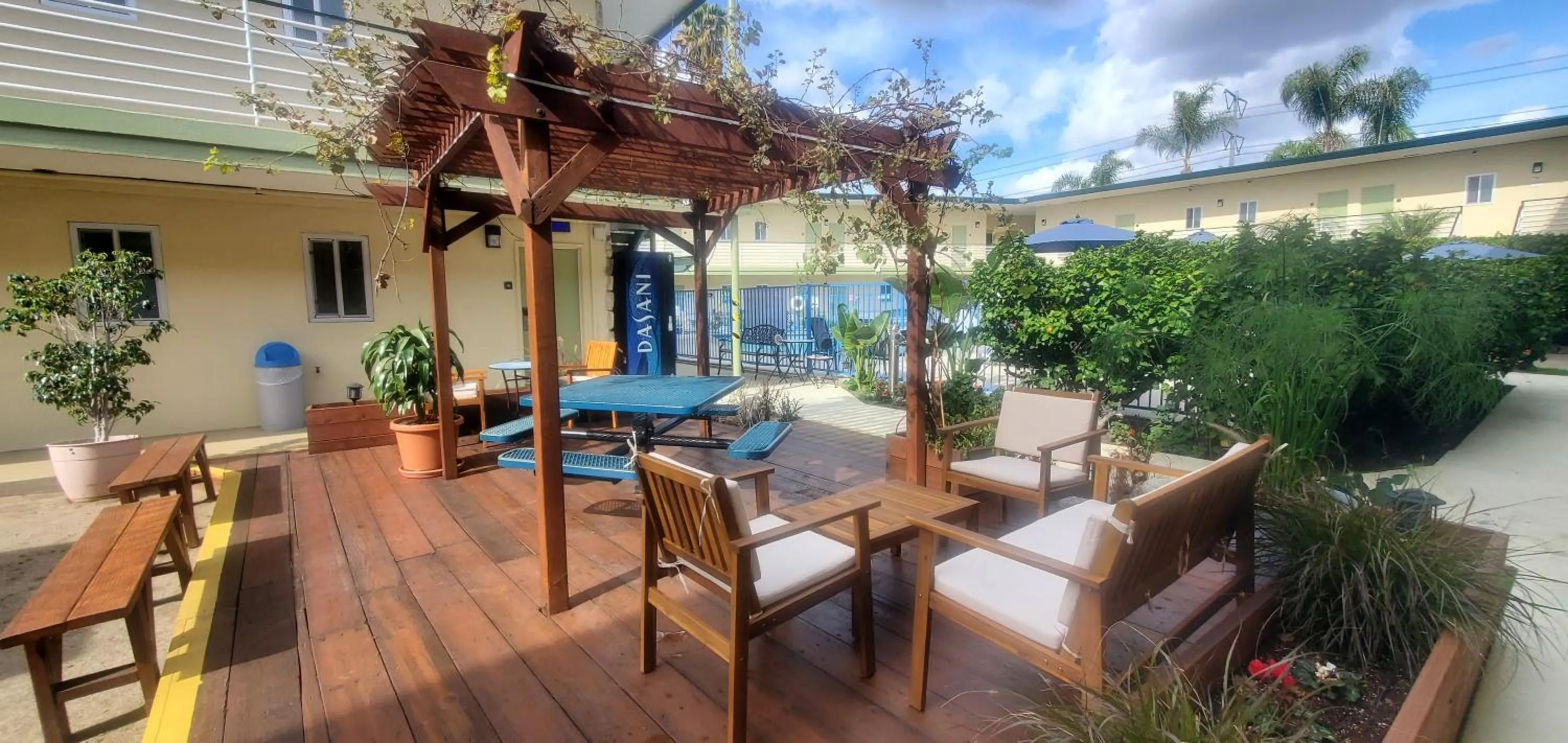 Patio in Quality Inn & Suites Anaheim at the Park