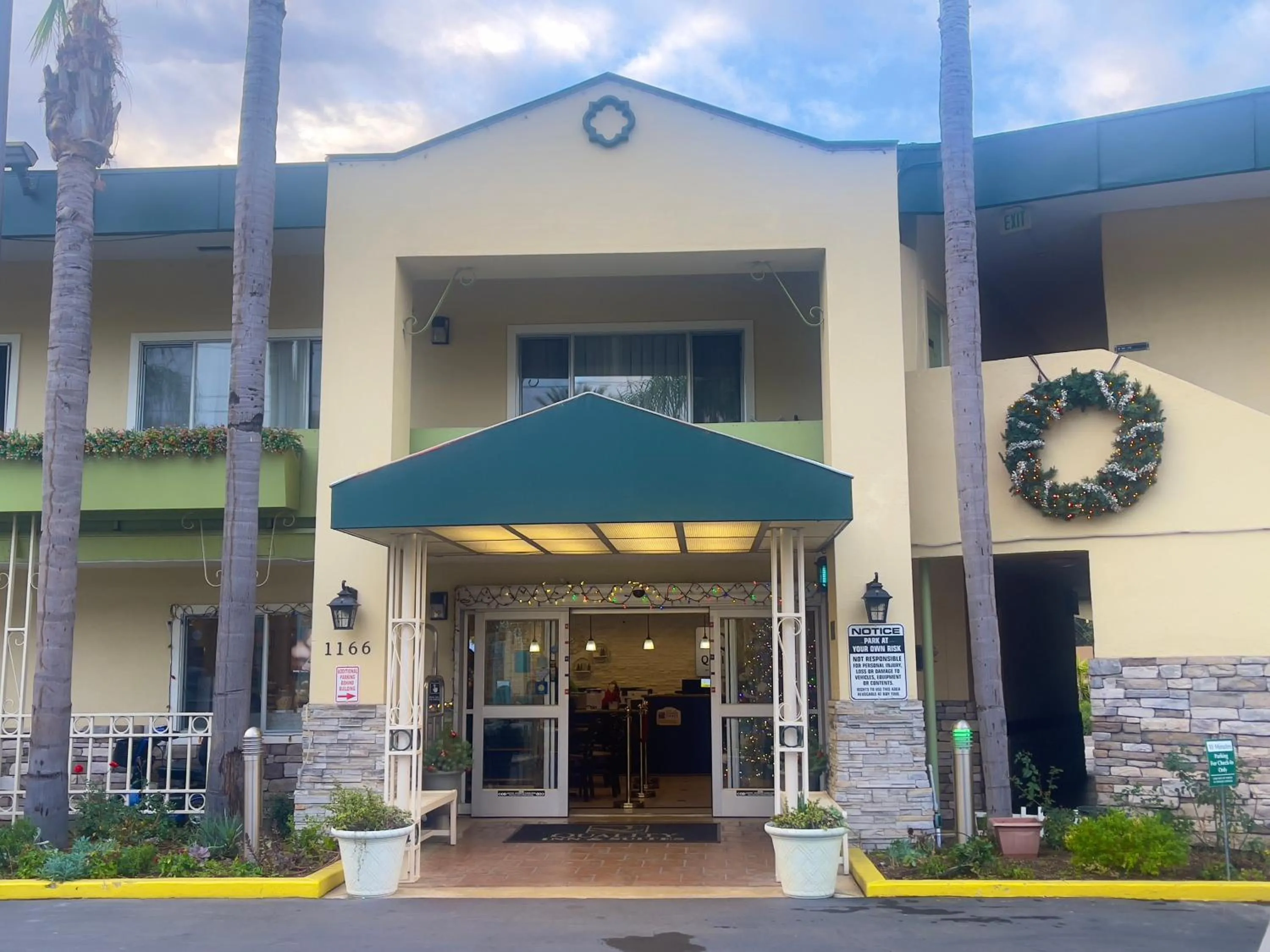 Facade/entrance in Quality Inn & Suites Anaheim at the Park