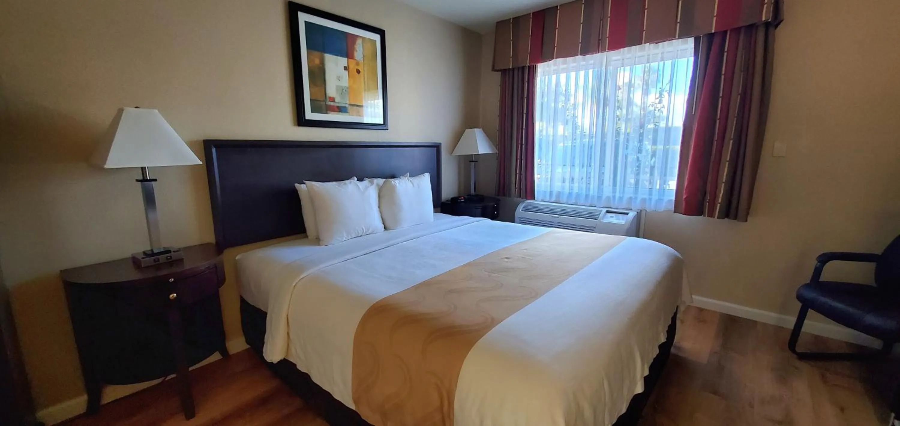 Bedroom, Bed in Quality Inn & Suites Anaheim at the Park