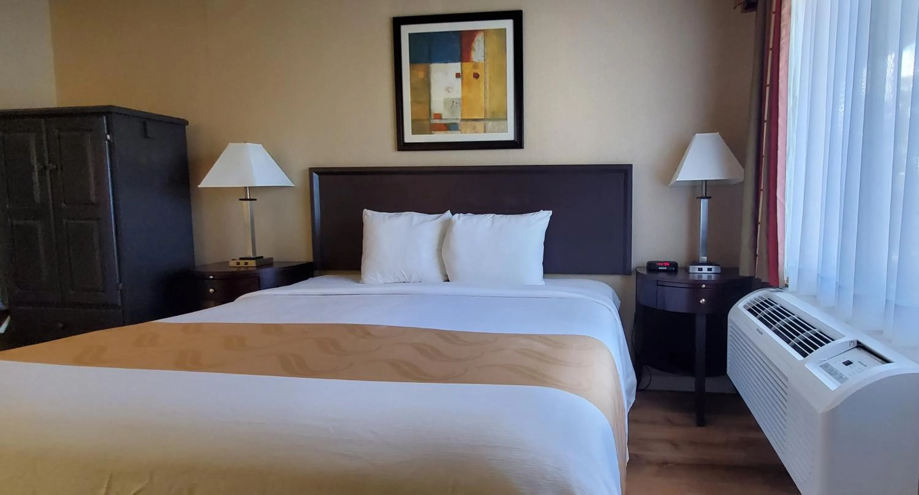Bedroom, Bed in Quality Inn & Suites Anaheim at the Park