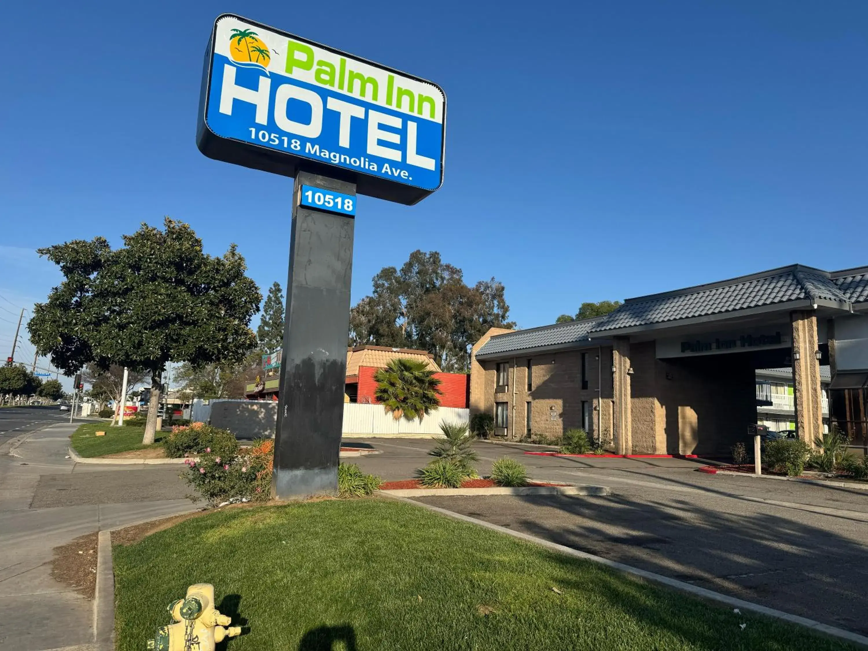 Property building in Palm Inn Hotel near Tyler Mall Riverside Property building in Palm Inn Hotel near Tyler Mall Riverside