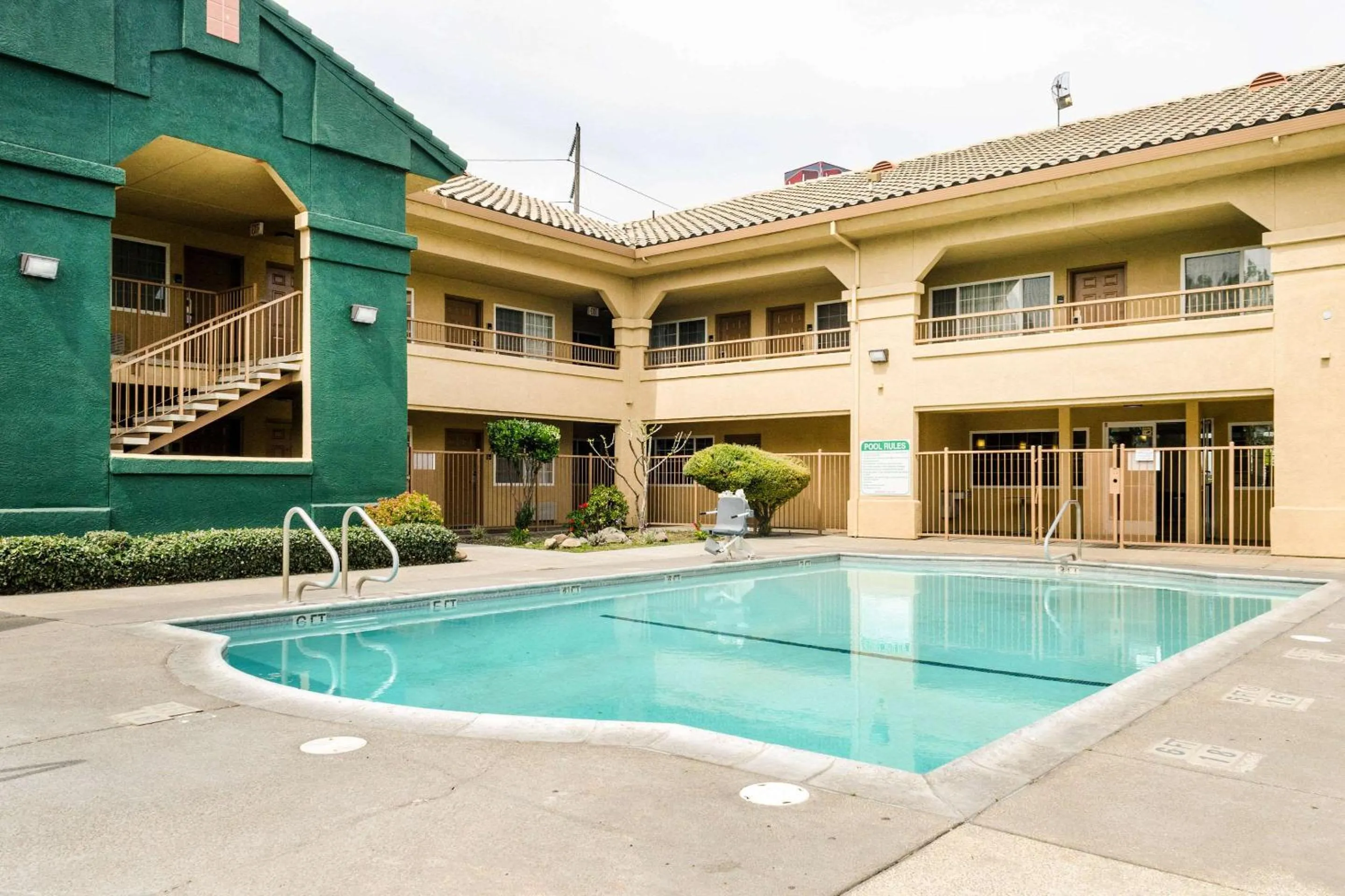Swimming pool in Quality Inn & Suites Lathrop