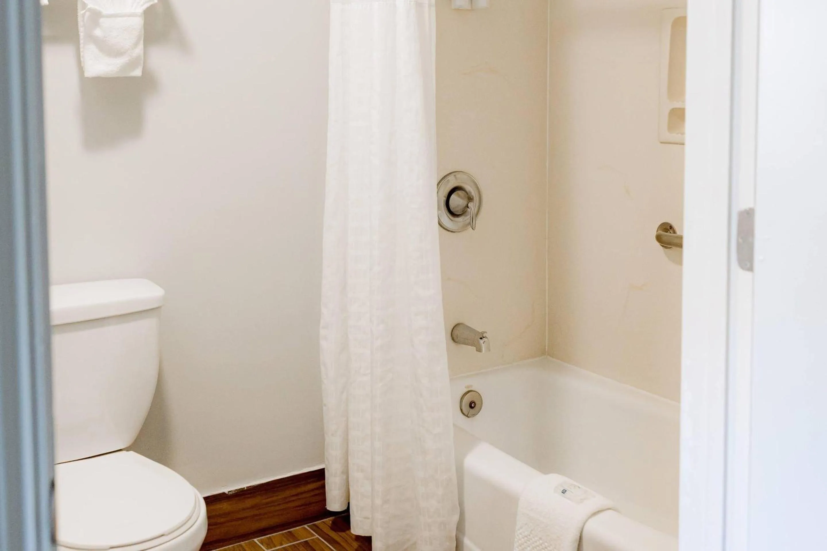 Bedroom in Quality Inn & Suites Lathrop