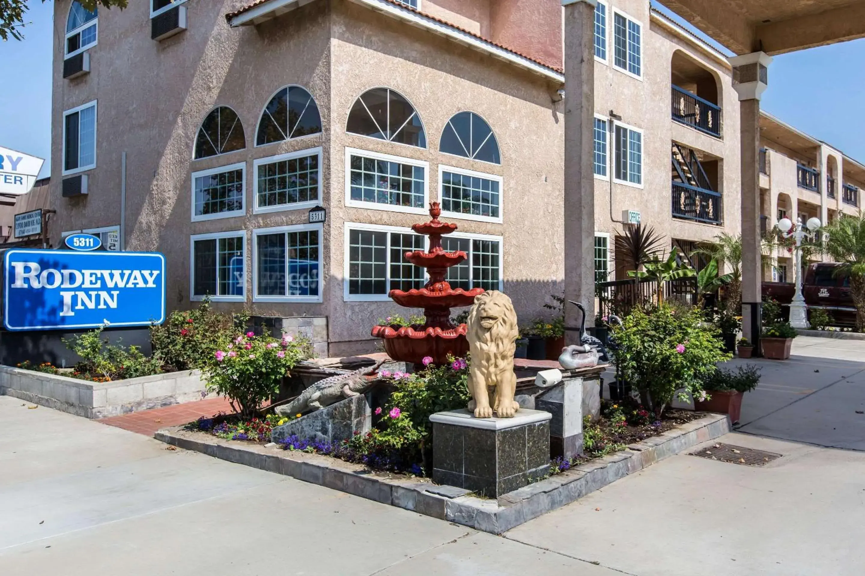 Property building in Rodeway Inn Cypress - Buena Park Property building in Rodeway Inn Cypress - Buena Park