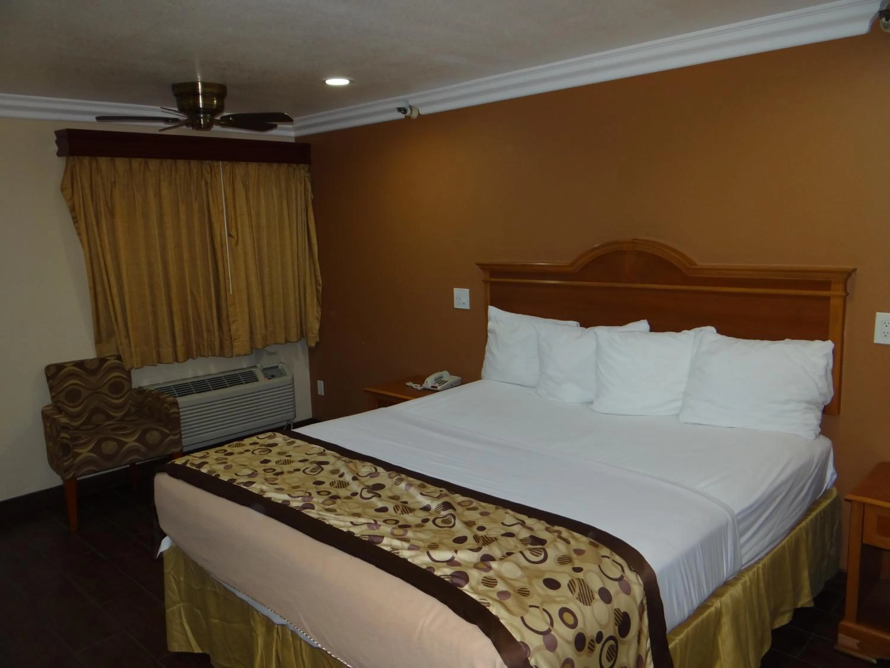 Bedroom, Bed in Rodeway Inn Cypress - Buena Park