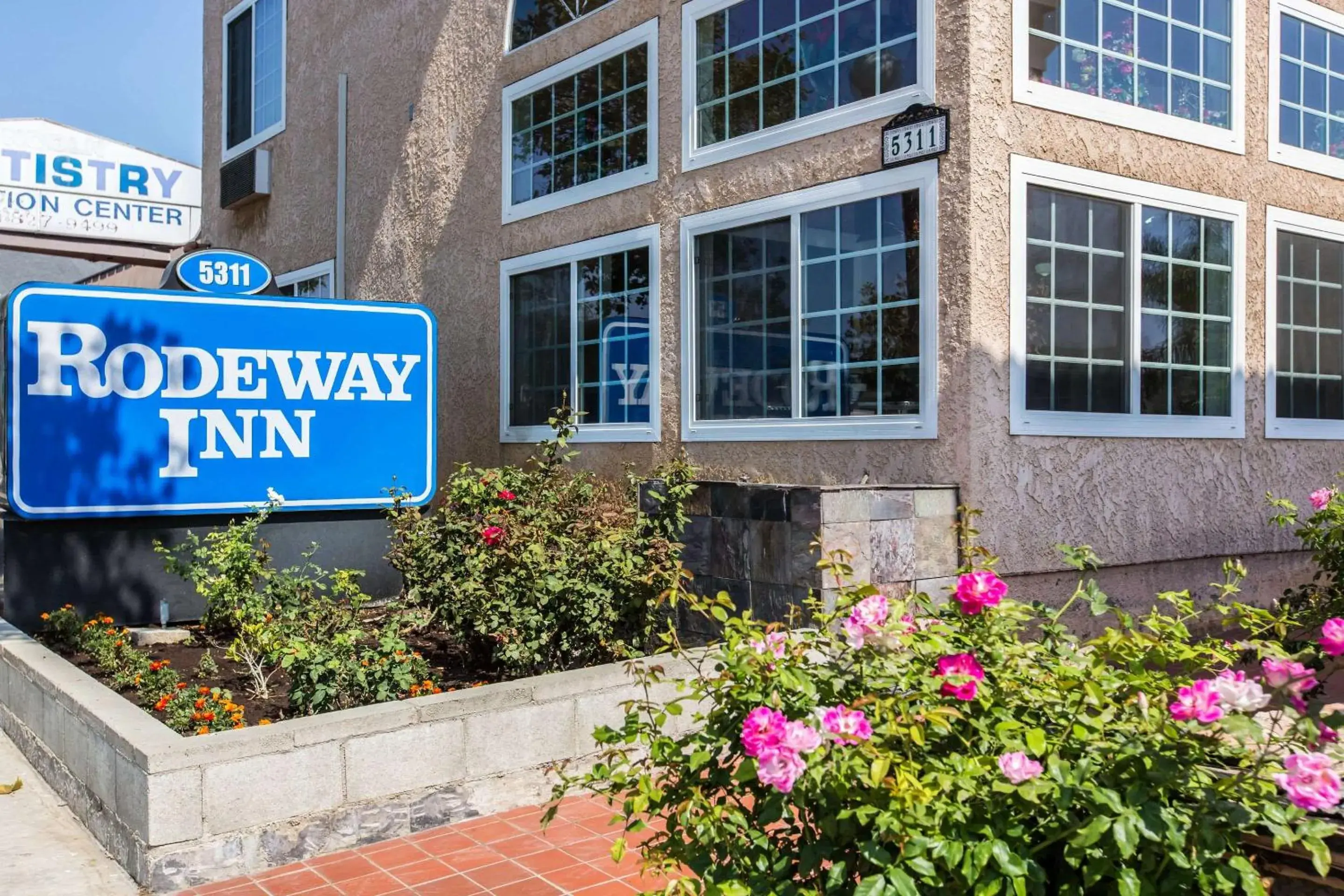 Property building in Rodeway Inn Cypress - Buena Park Property building in Rodeway Inn Cypress - Buena Park