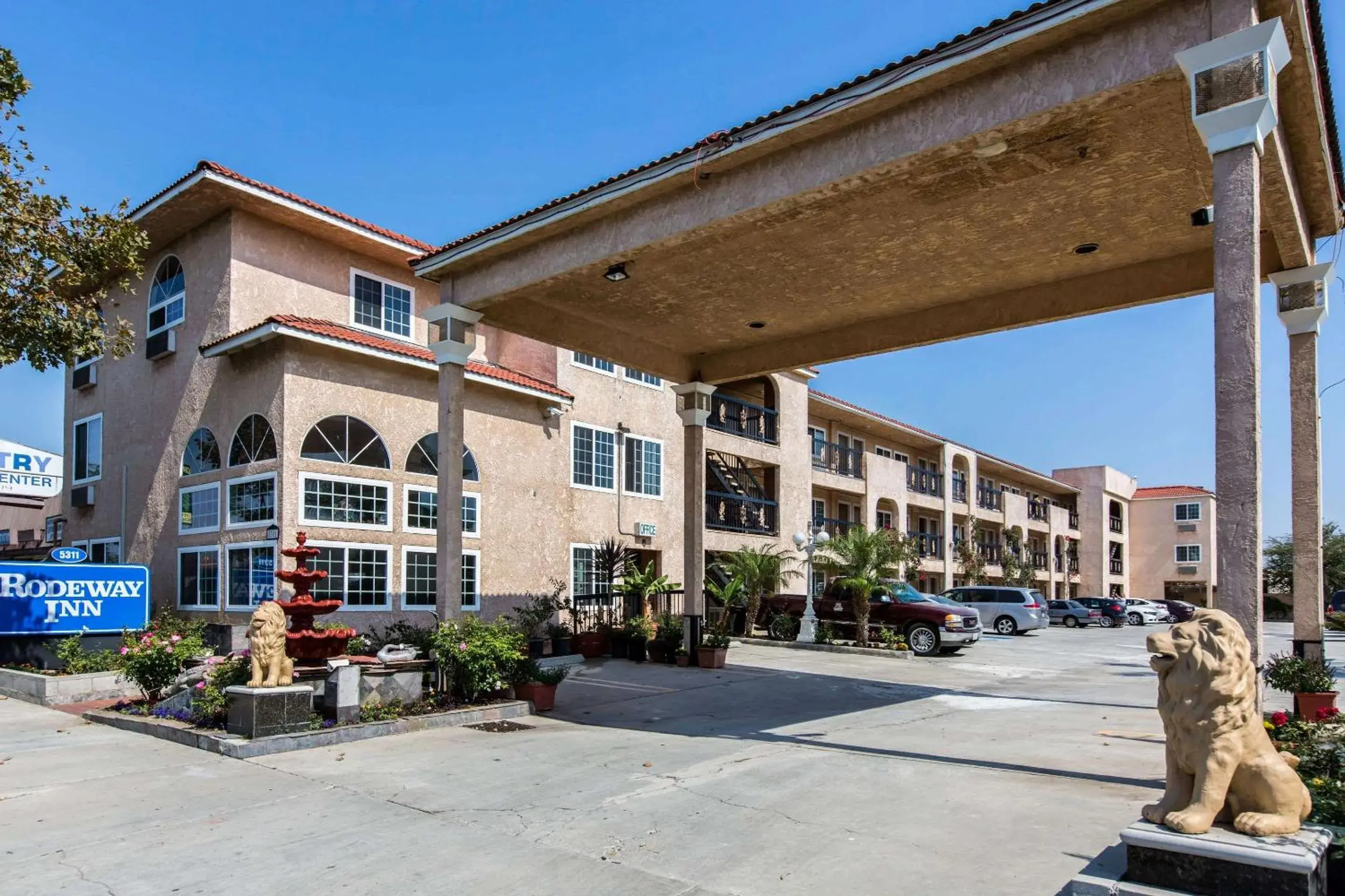 Property building in Rodeway Inn Cypress - Buena Park Property building in Rodeway Inn Cypress - Buena Park