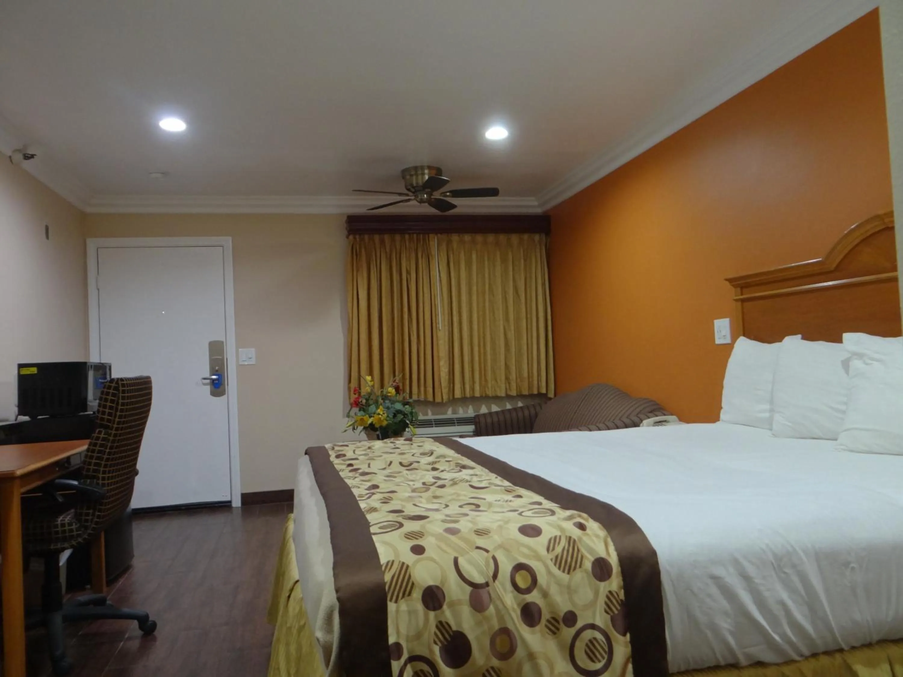 Bedroom, Bed in Rodeway Inn Cypress - Buena Park