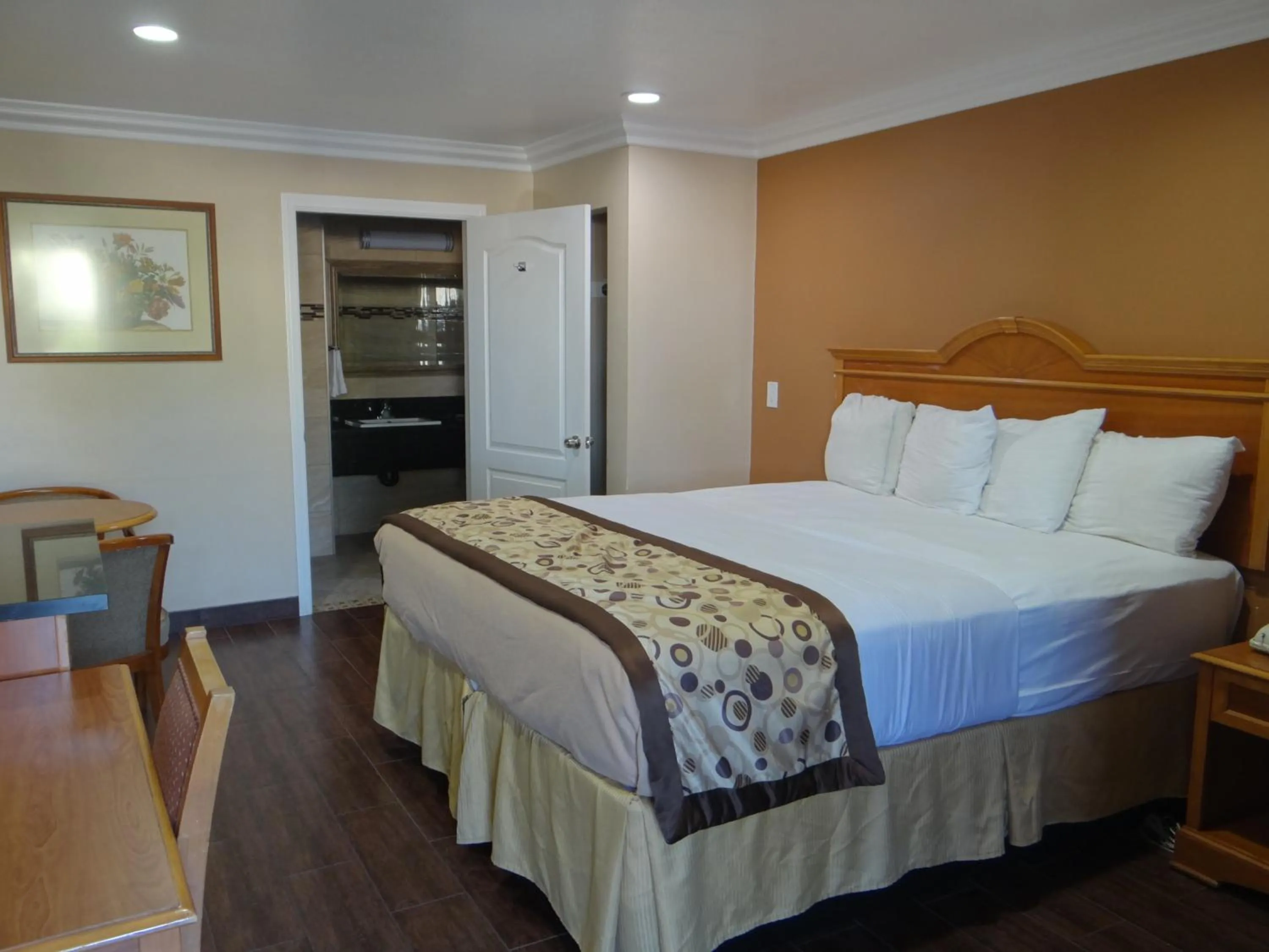 Bed in Rodeway Inn Cypress - Buena Park