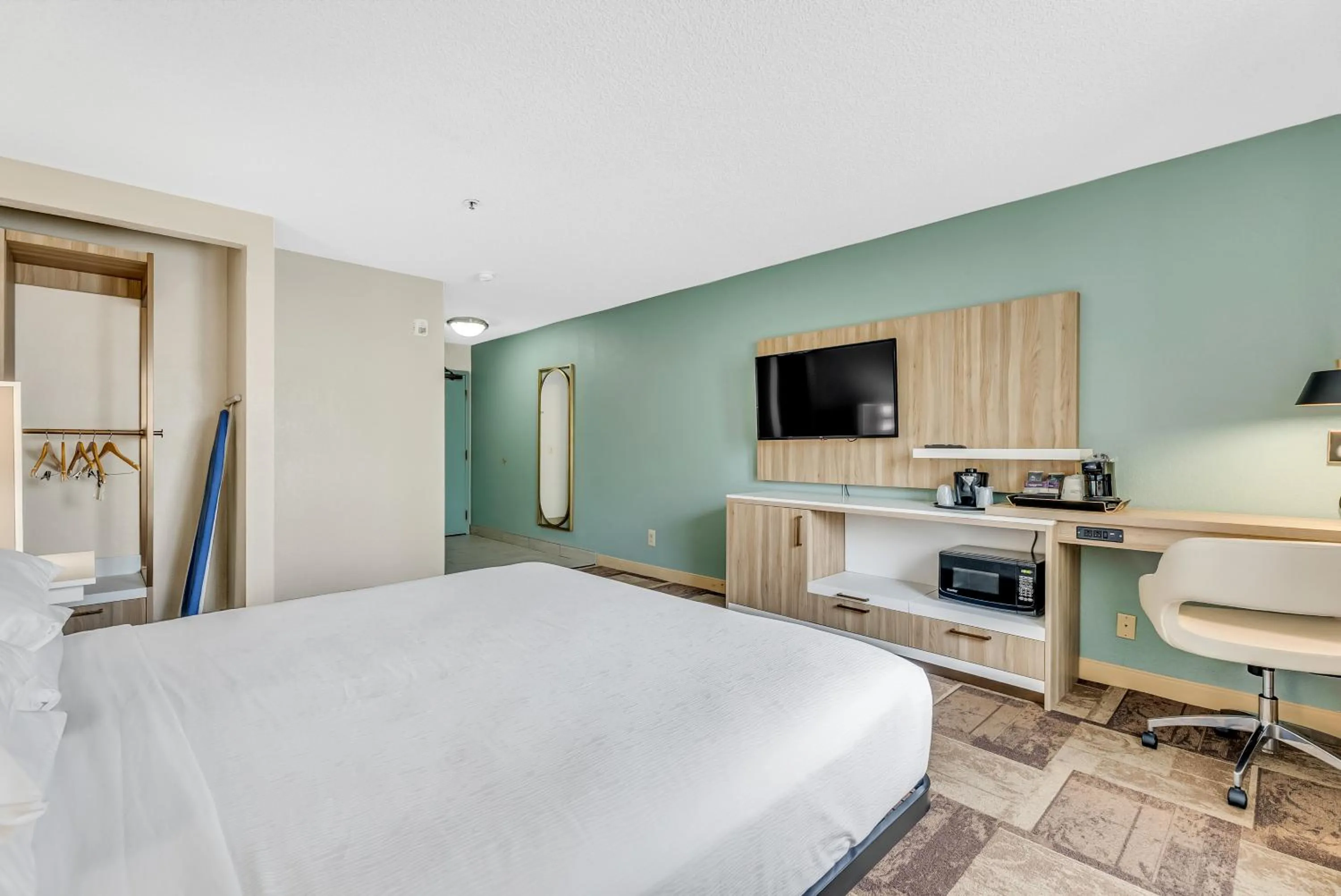 Photo of the whole room, Bed in Wyndham Garden Newark Fremont Silicon Valley