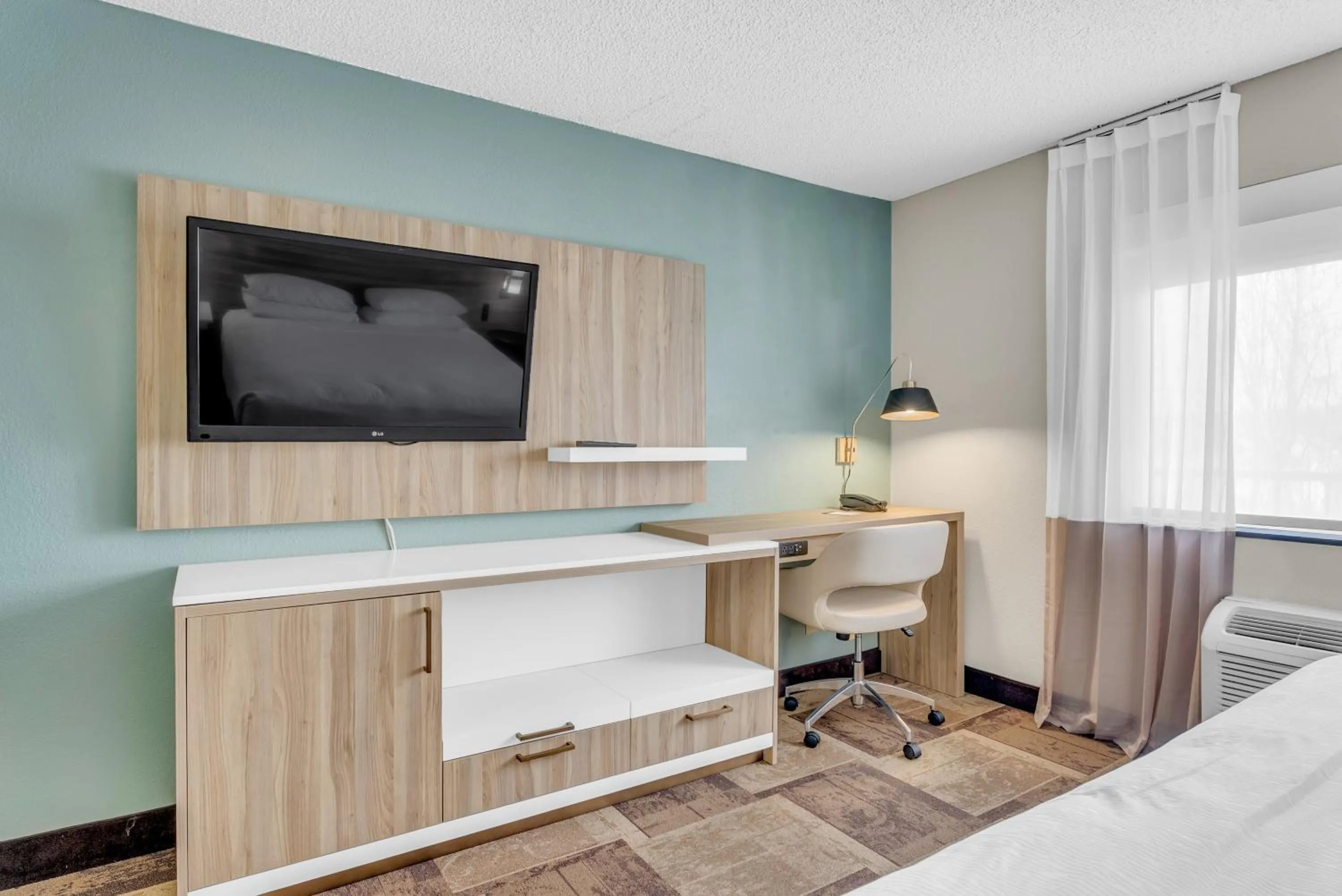 TV and multimedia, Bed in Wyndham Garden Newark Fremont Silicon Valley