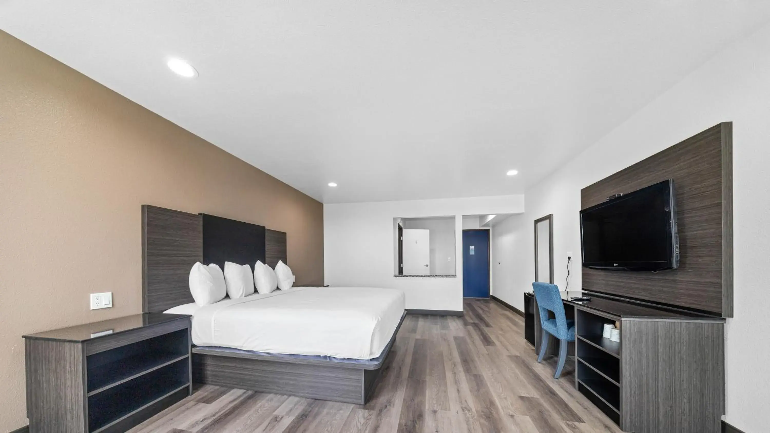 Bed in Oceanside, CA – Marina / Camp Pendleton Bed in Oceanside, CA – Marina / Camp Pendleton