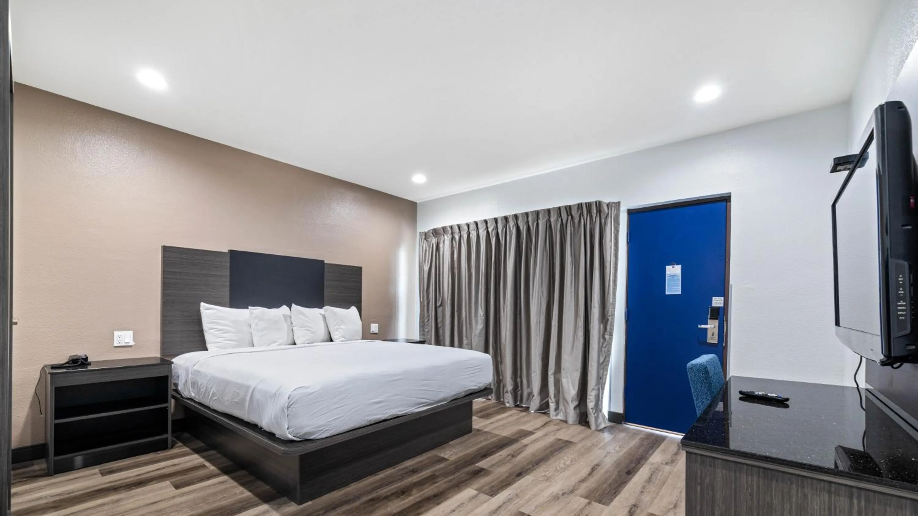 Bed in Oceanside, CA – Marina / Camp Pendleton