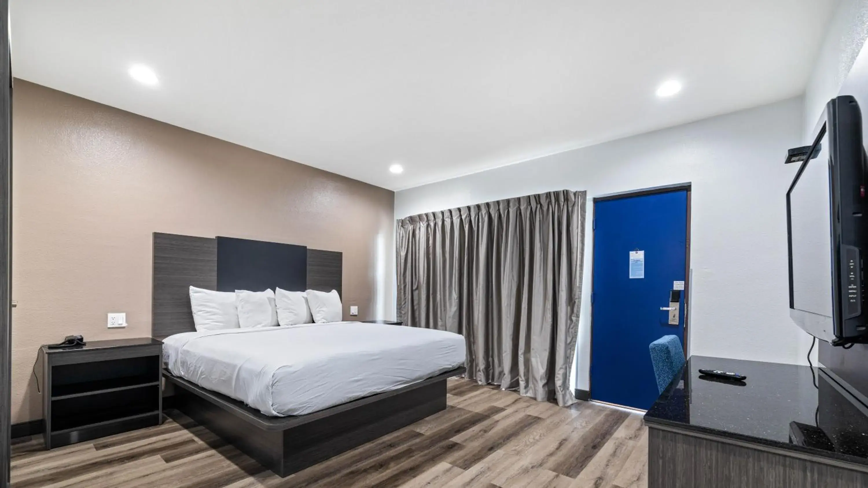 Bed in Oceanside, CA – Marina / Camp Pendleton Bed in Oceanside, CA – Marina / Camp Pendleton