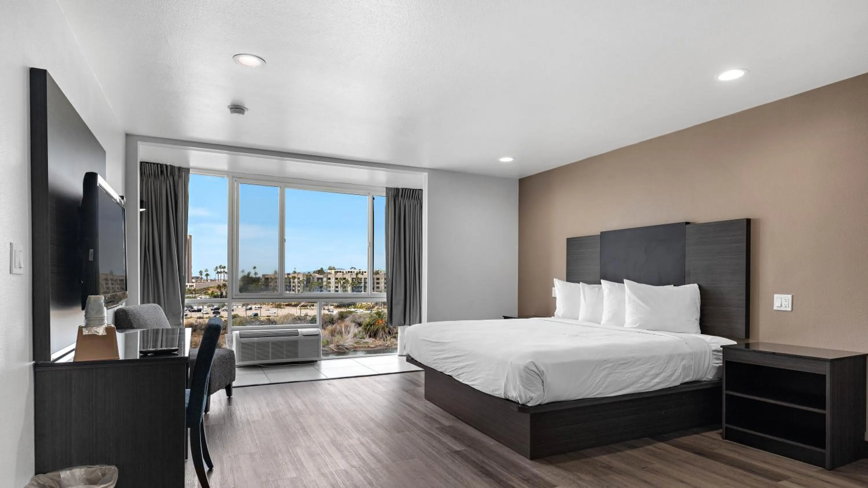 Bed in Oceanside, CA – Marina / Camp Pendleton