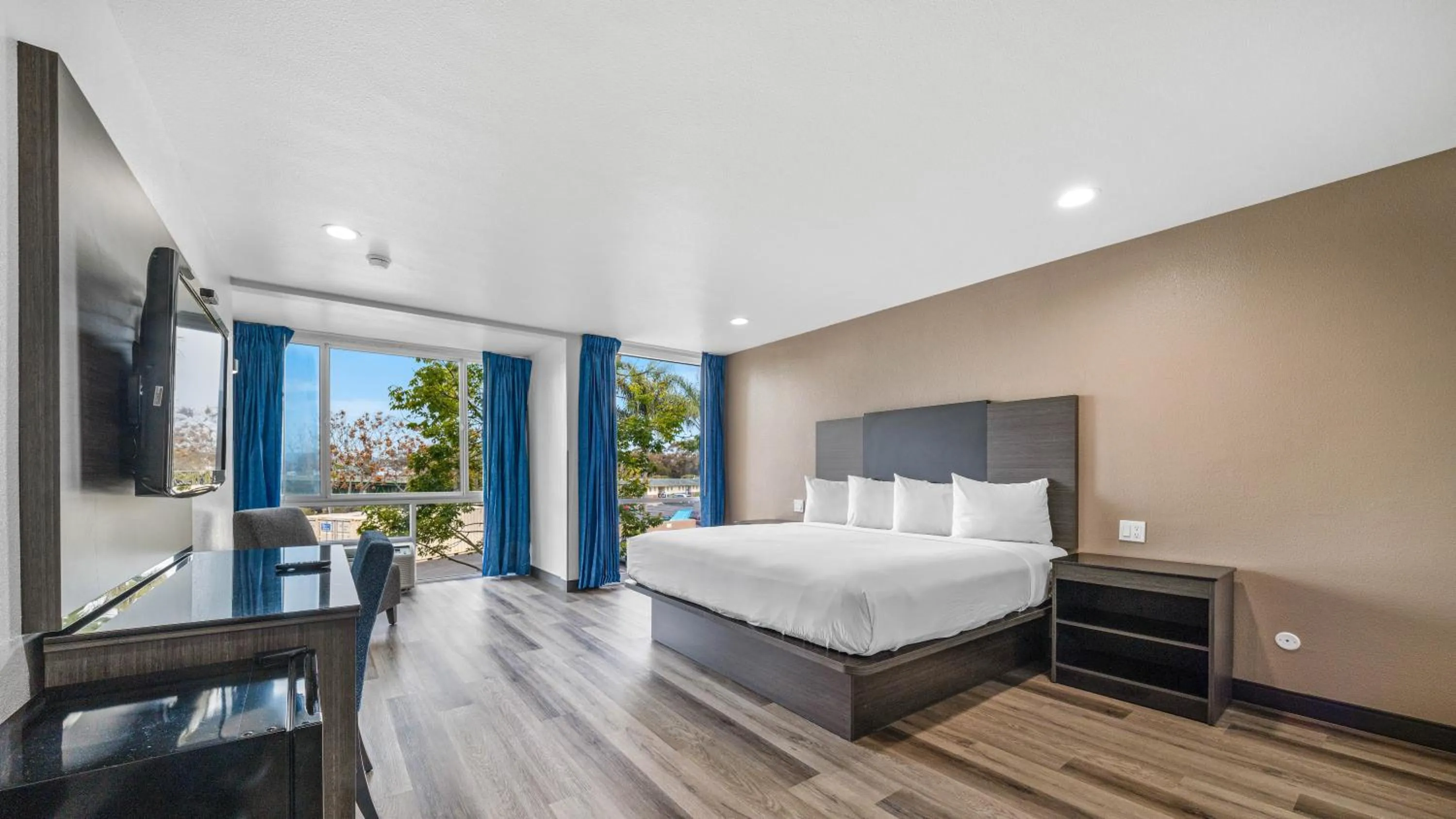 Bed in Oceanside, CA – Marina / Camp Pendleton