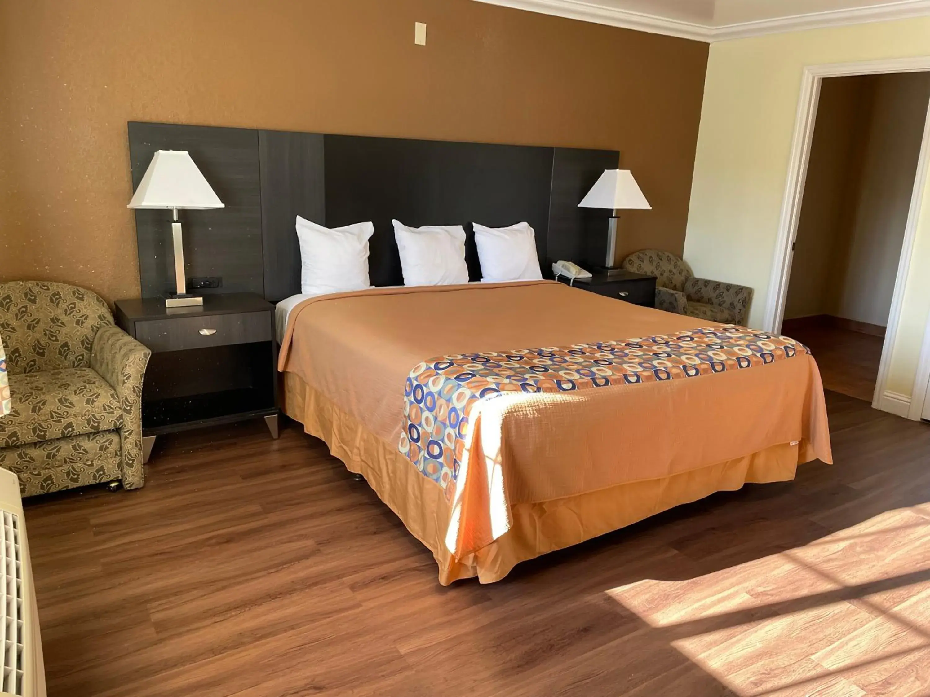 Bed in Econo Lodge Bed in Econo Lodge