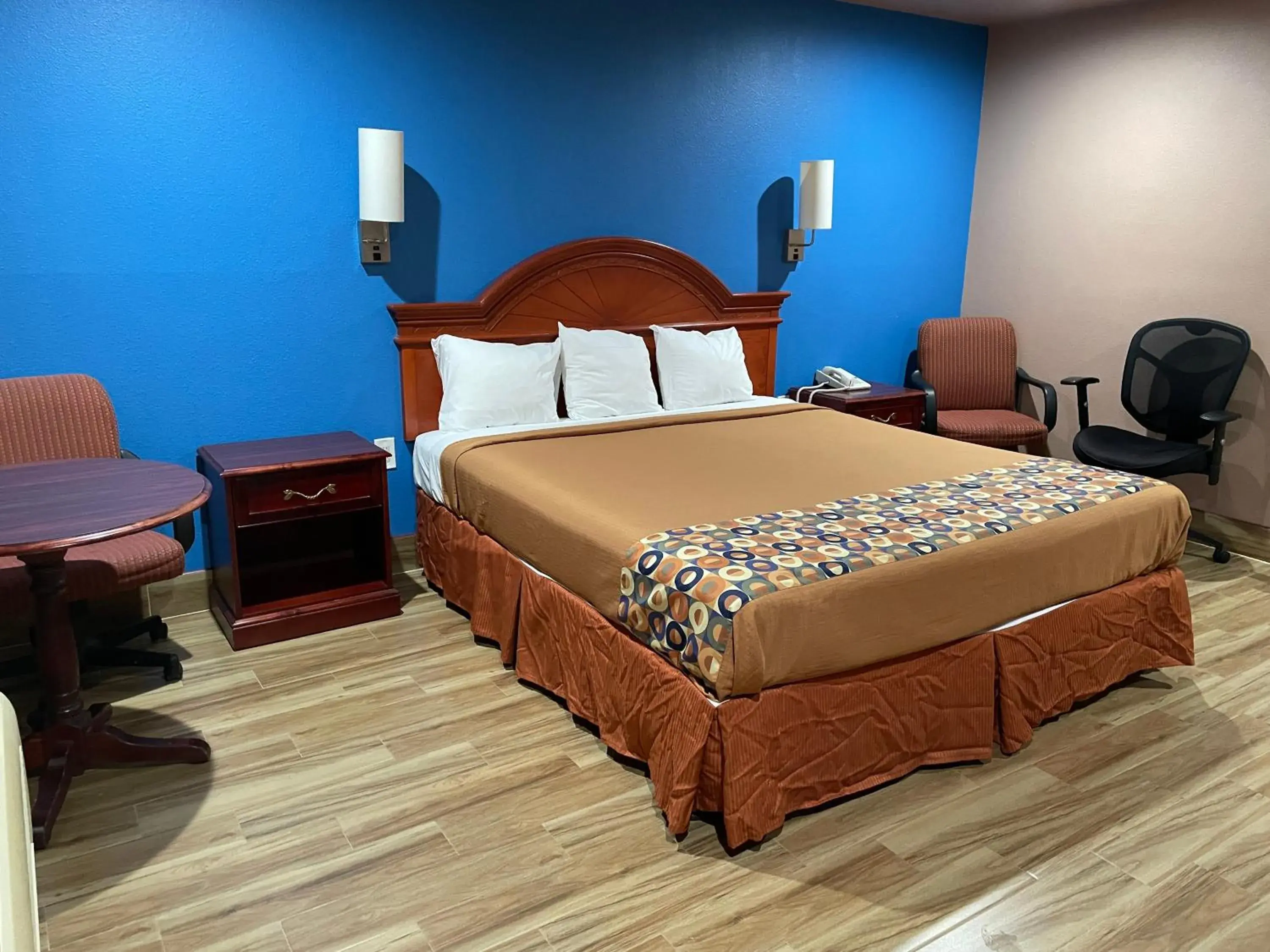 Bed in Econo Lodge Bed in Econo Lodge