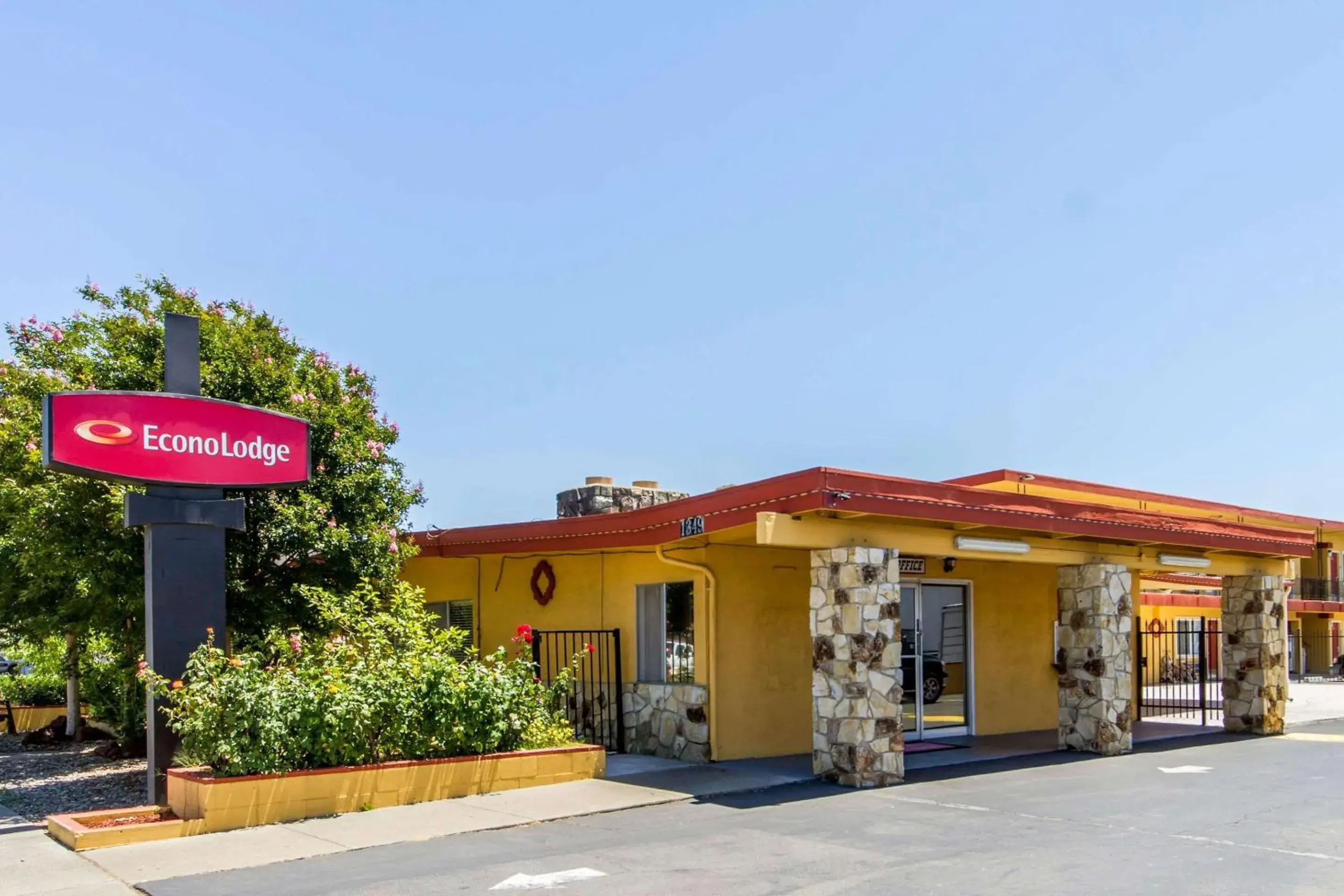 Property building in Econo Lodge Property building in Econo Lodge