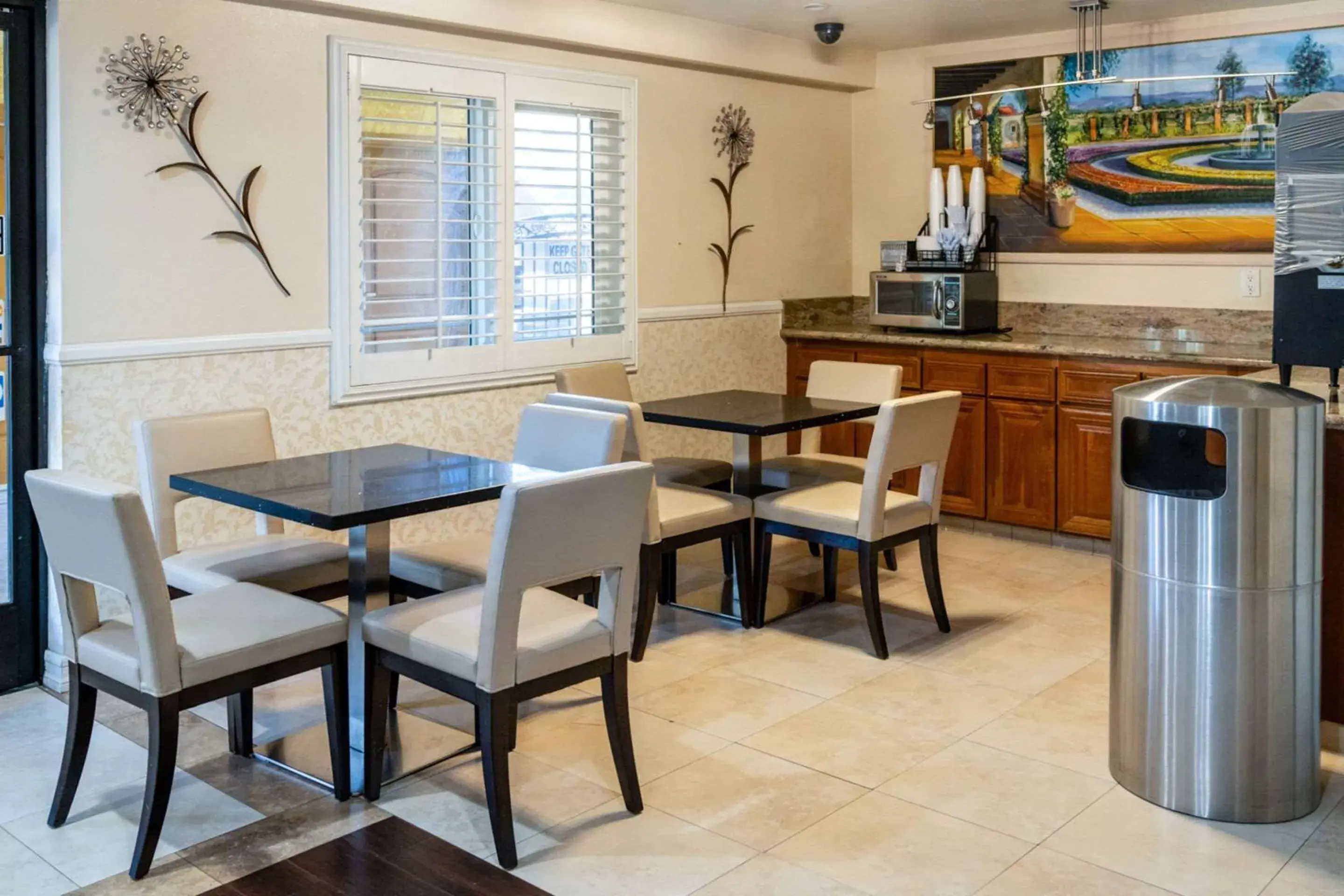 Breakfast in Rodeway Inn & Suites Colton-Riverside Breakfast in Rodeway Inn & Suites Colton-Riverside