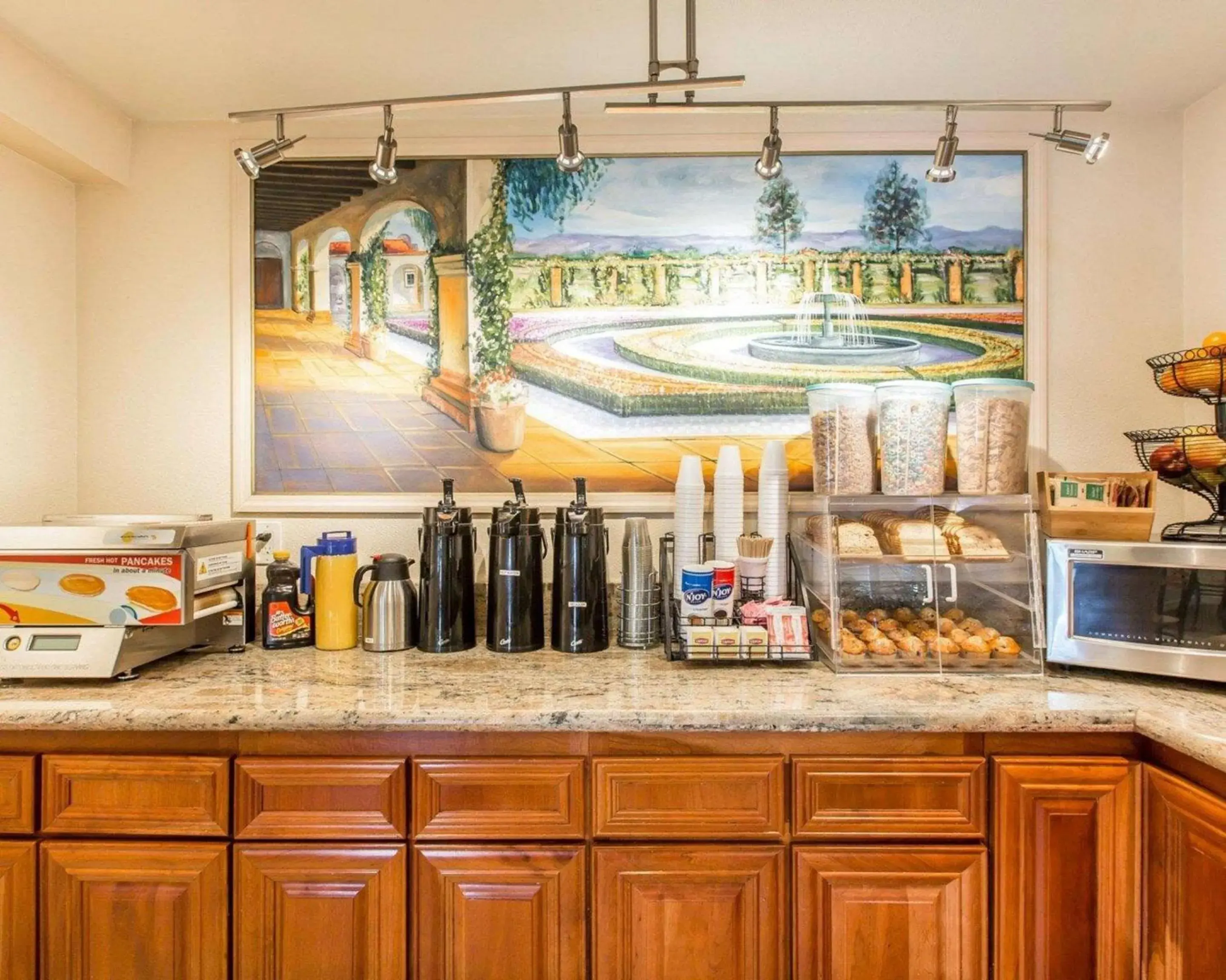 Breakfast in Rodeway Inn & Suites Colton-Riverside Breakfast in Rodeway Inn & Suites Colton-Riverside