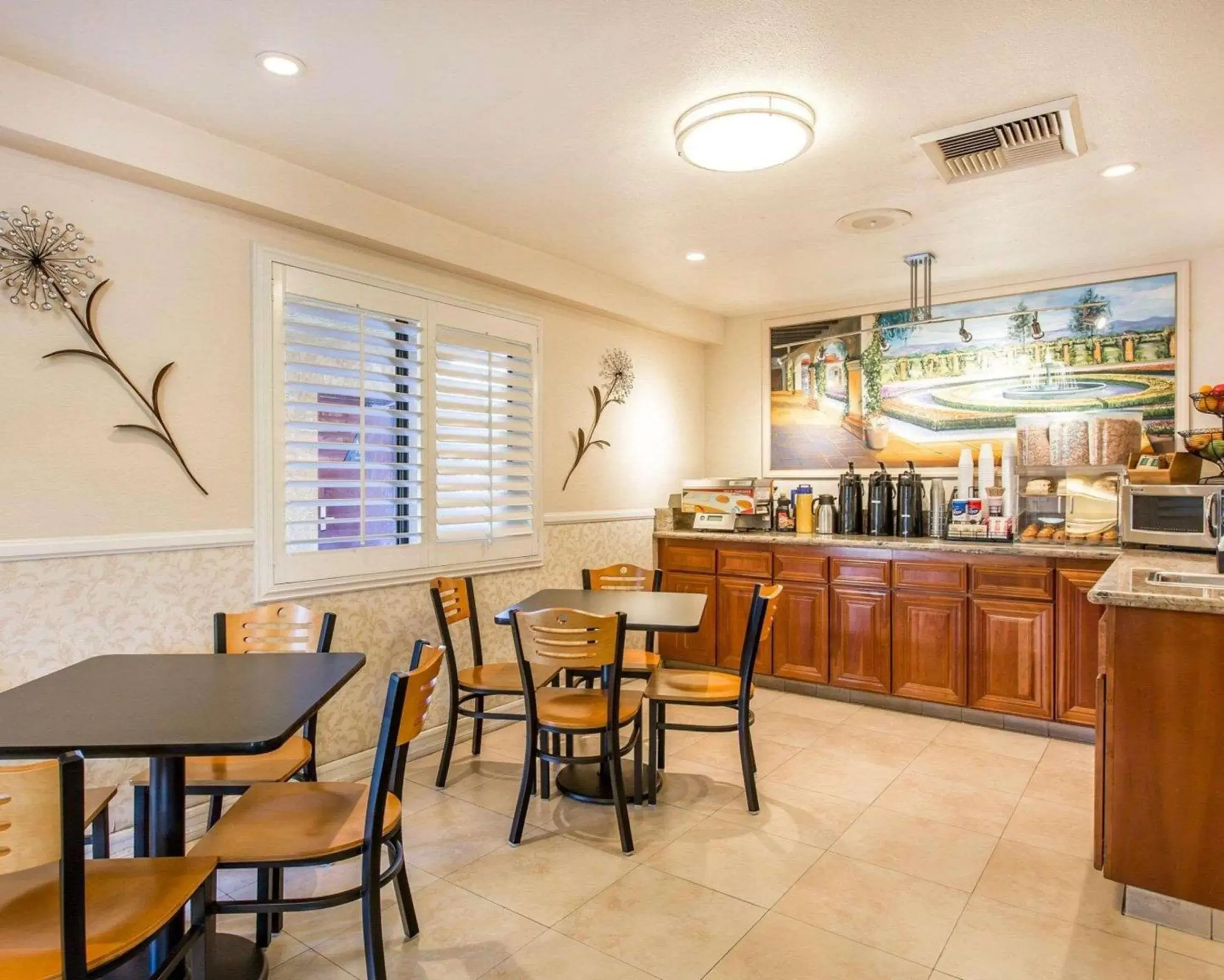 Breakfast in Rodeway Inn & Suites Colton-Riverside Breakfast in Rodeway Inn & Suites Colton-Riverside