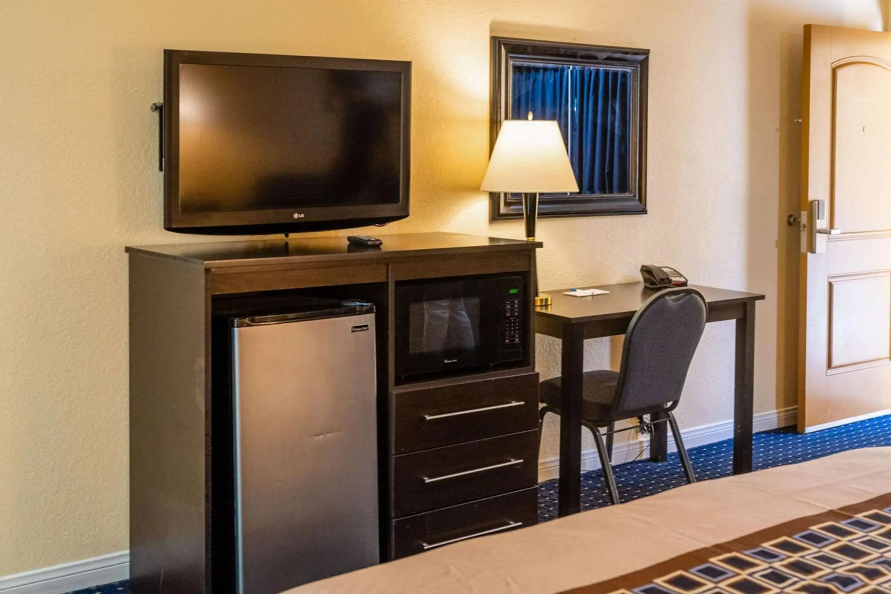 Bedroom in Rodeway Inn & Suites Colton-Riverside Bedroom in Rodeway Inn & Suites Colton-Riverside