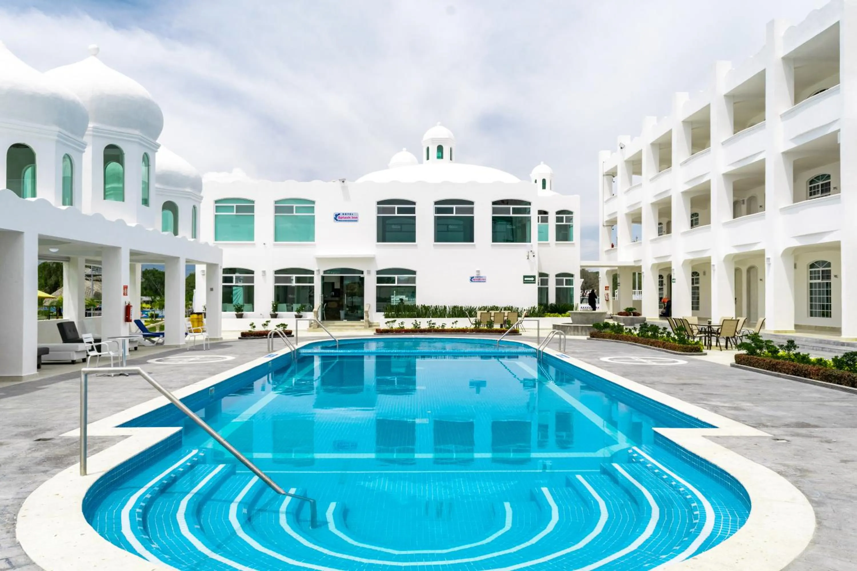 Swimming pool in Hotel Splash Inn