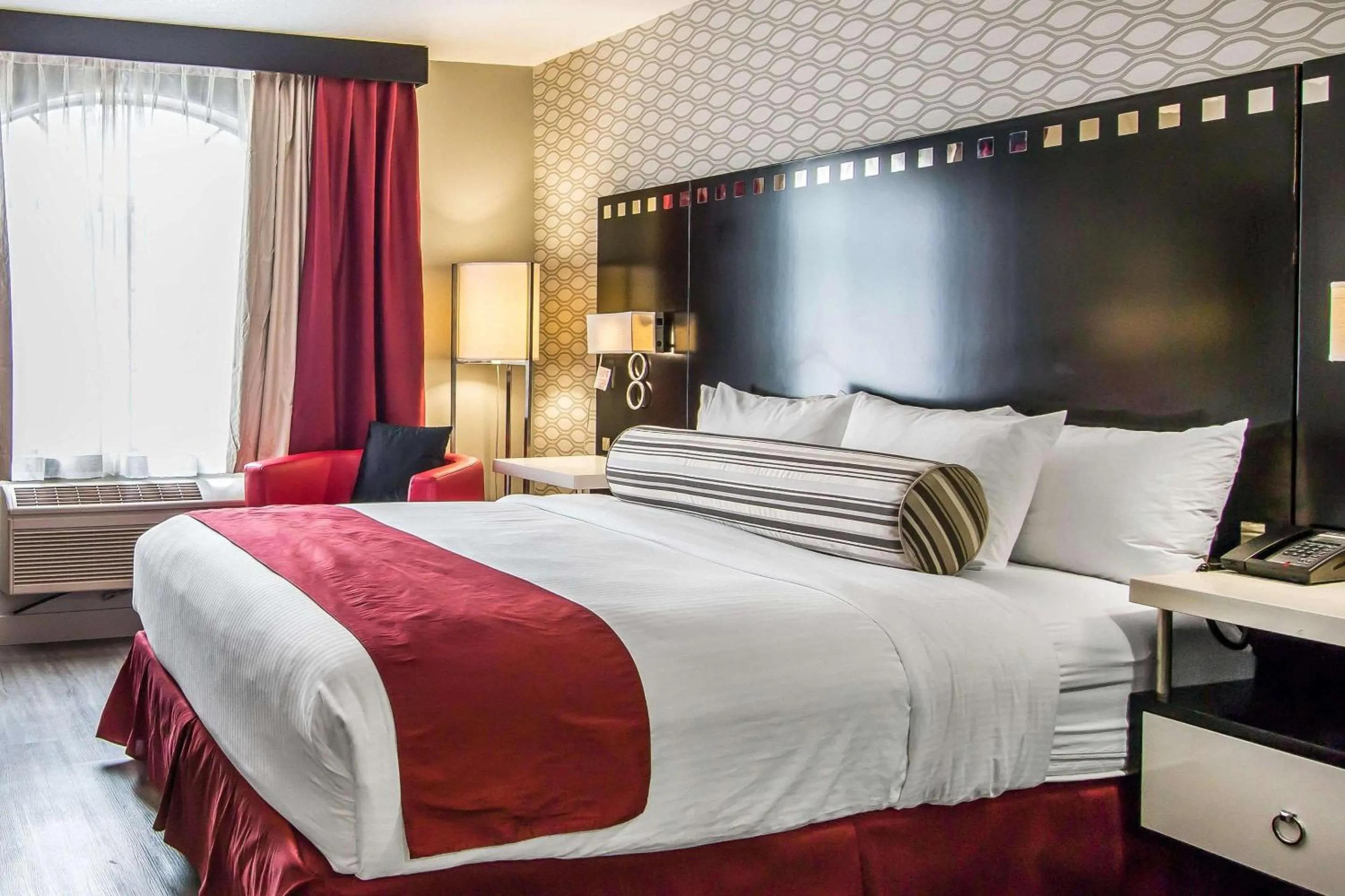 Bedroom, Bed in Tilt Hotel Universal-Hollywood, an Ascend Collection Hotel