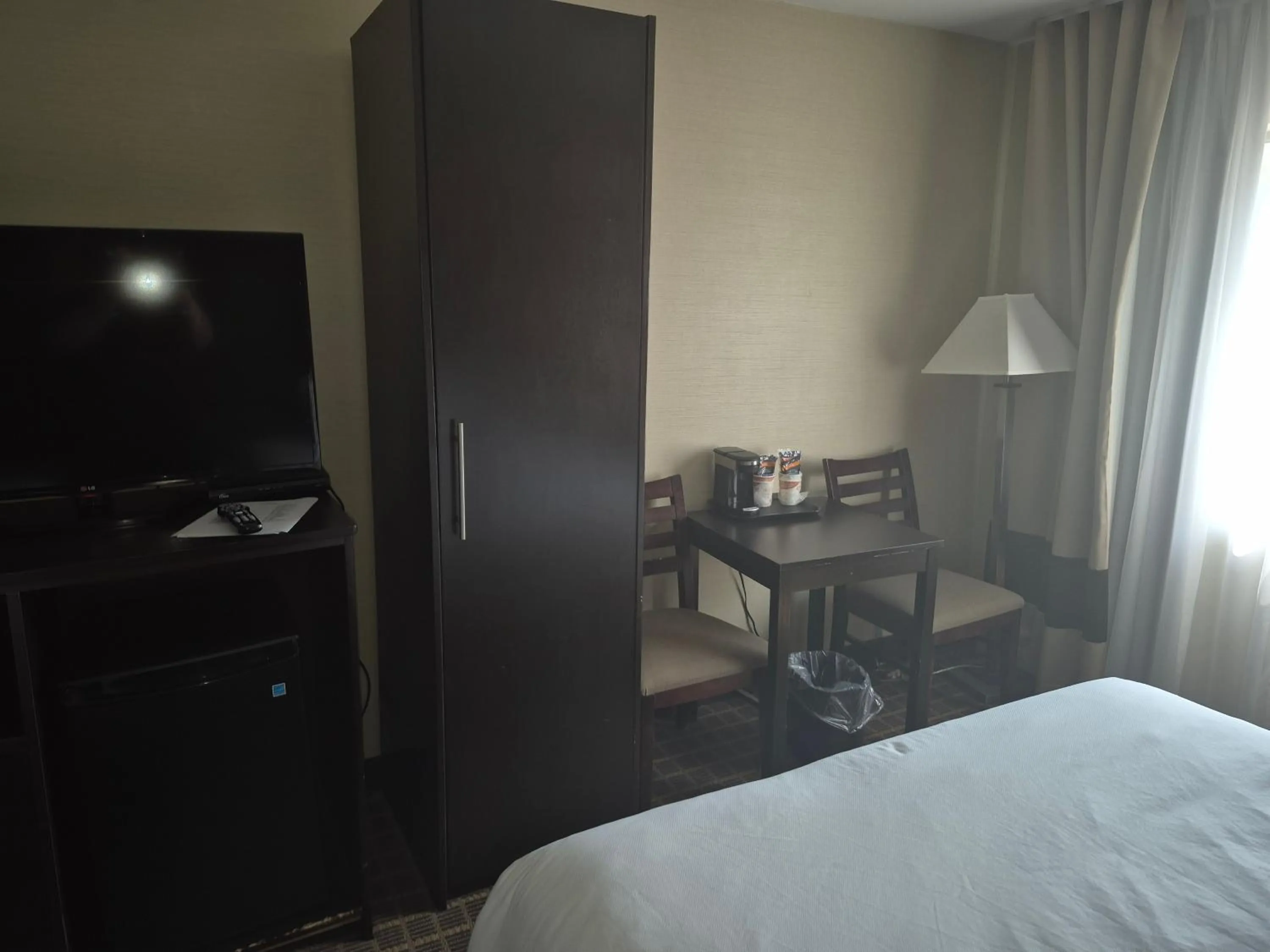 Seating area, Bed in Comfort Inn