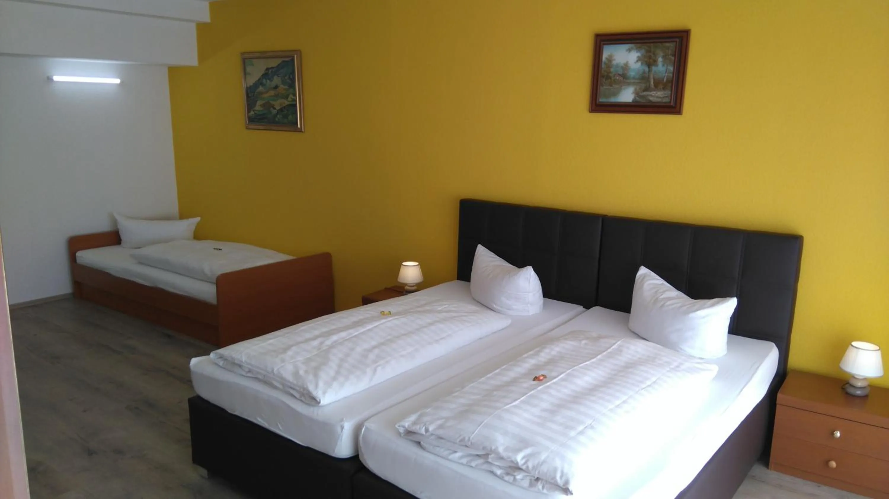 Photo of the whole room, Bed in Hotel Arheilger Hof