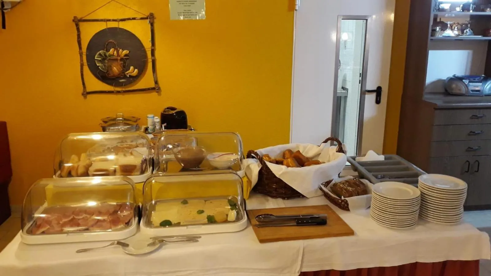 Buffet breakfast in Hotel Arheilger Hof