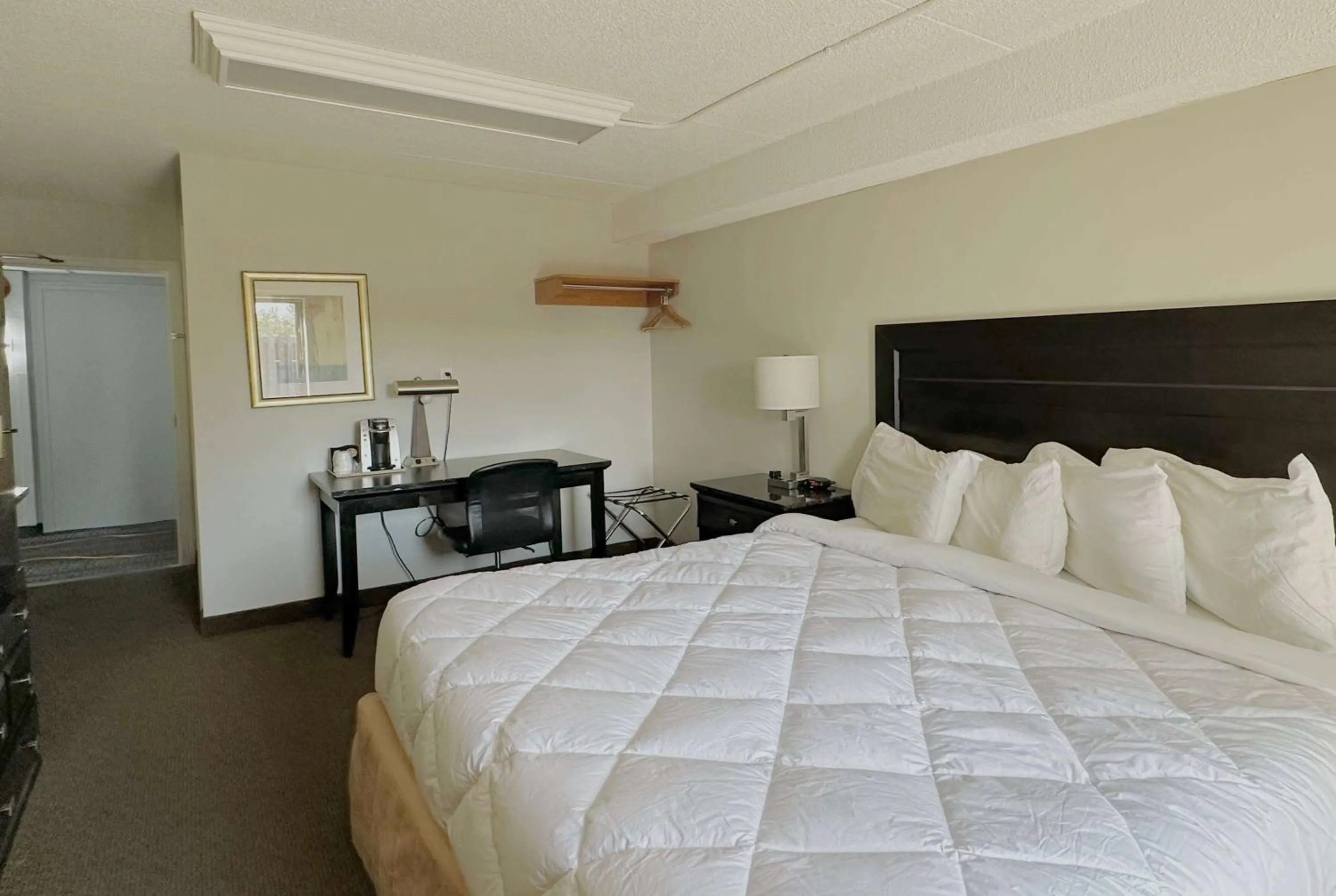 Photo of the whole room, Bed in Travelodge by Wyndham Welland