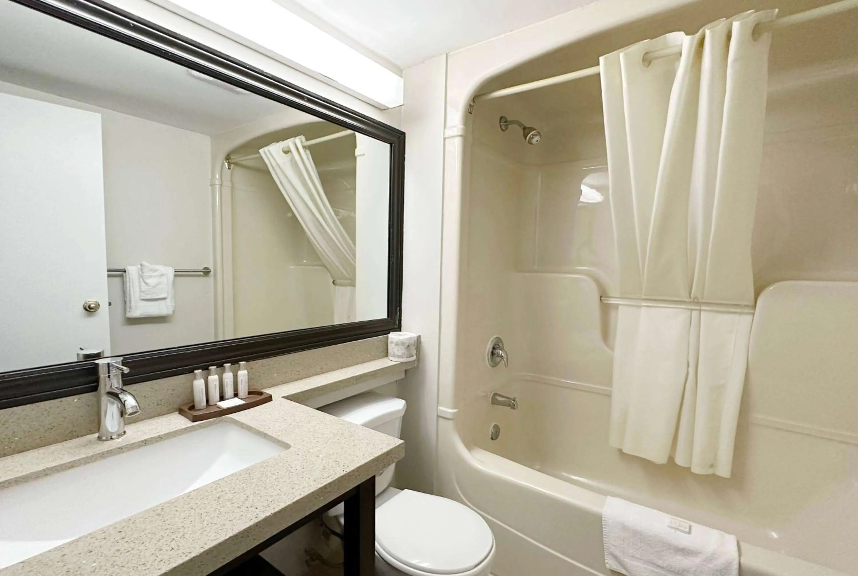 TV and multimedia in Travelodge by Wyndham Welland