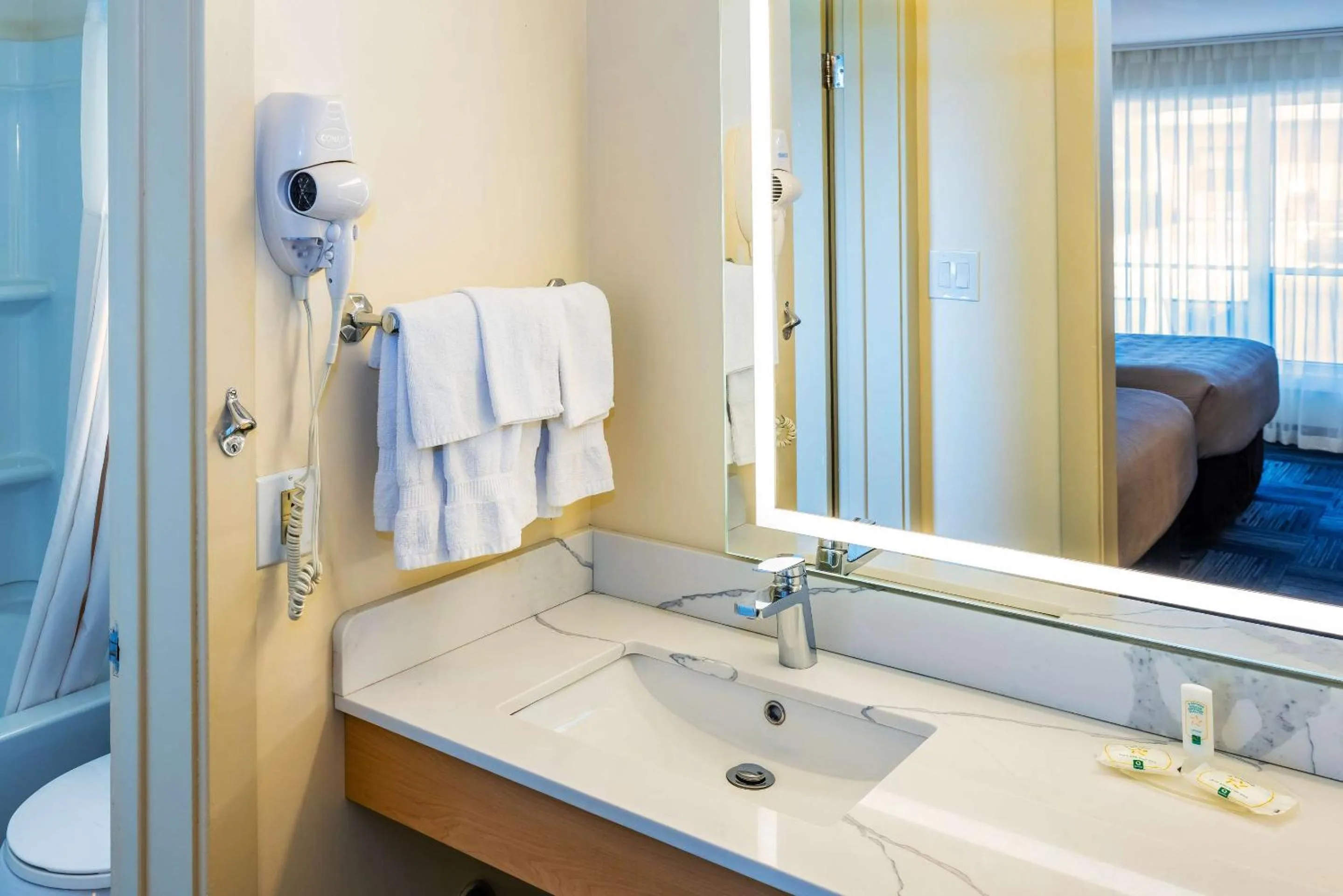 Bedroom in Quality Inn & Suites Garden of the Gulf