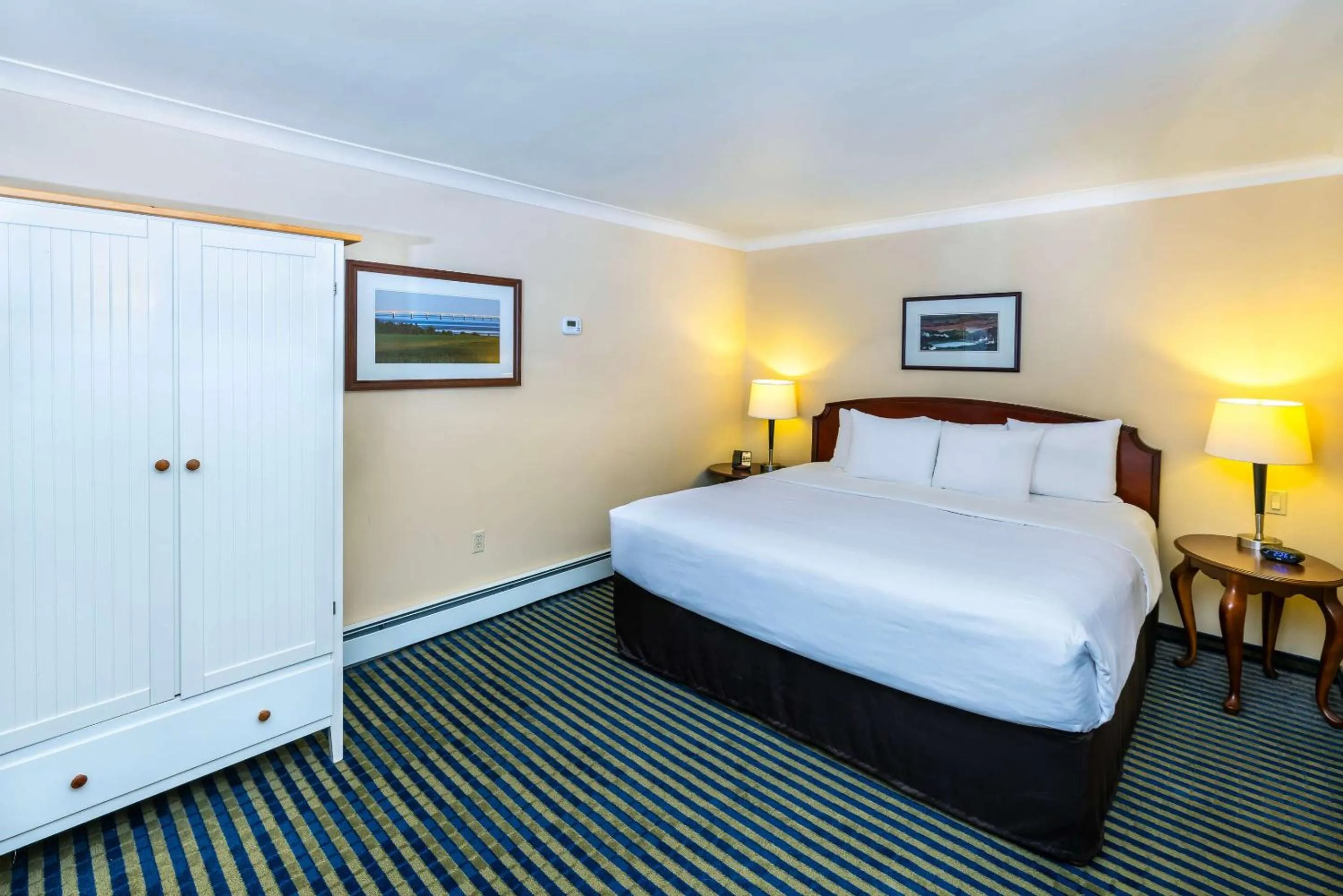 Bedroom, Bed in Quality Inn & Suites Garden of the Gulf